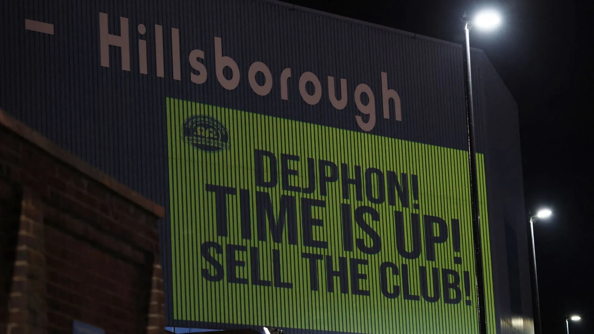 Cổ động viên Sheffield Wednesday biểu tình trước và trong trận đấu tại Hillsborough