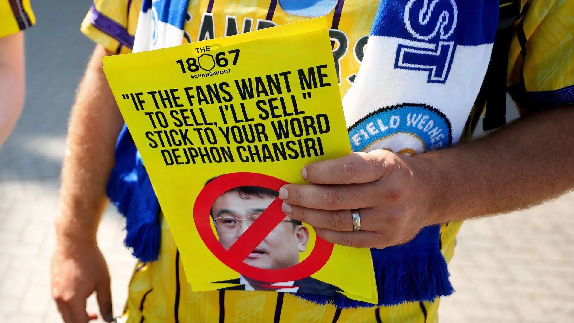 Cổ động viên Sheffield Wednesday giơ tờ rơi biểu tình phản đối chủ sở hữu Dejphon Chansiri