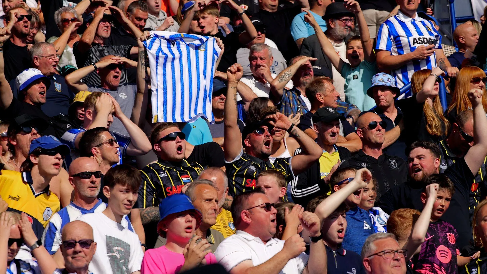 Cổ động viên Sheffield Wednesday trên khán đài King Power Stadium, biểu tượng cho lòng trung thành của fan với CLB