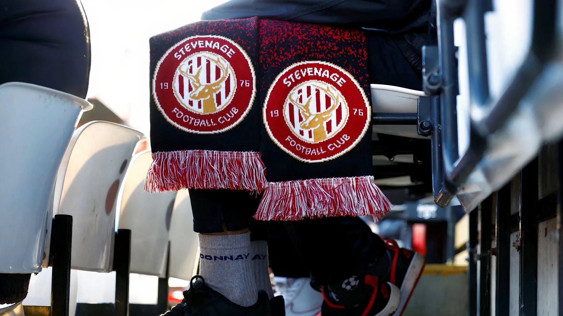 Stevenage săn tiền đạo Adama Sidibeh của St Johnstone trong kỳ chuyển nhượng tháng 1 13 Cổ động viên Stevenage cổ vũ trên khán đài với khăn quàng đội bóng