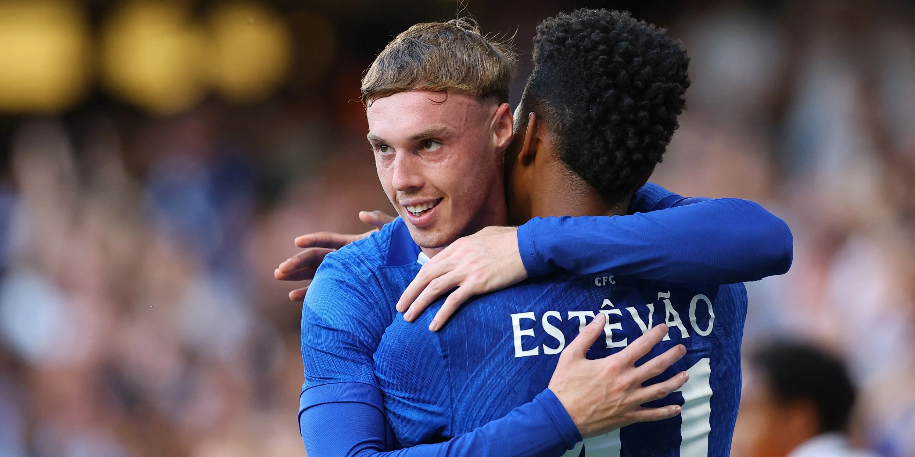 Cole Palmer và Estevao trong một trận đấu - đại diện cho doanh thu ngày thi đấu gia tăng nhờ thêm trận vòng bảng