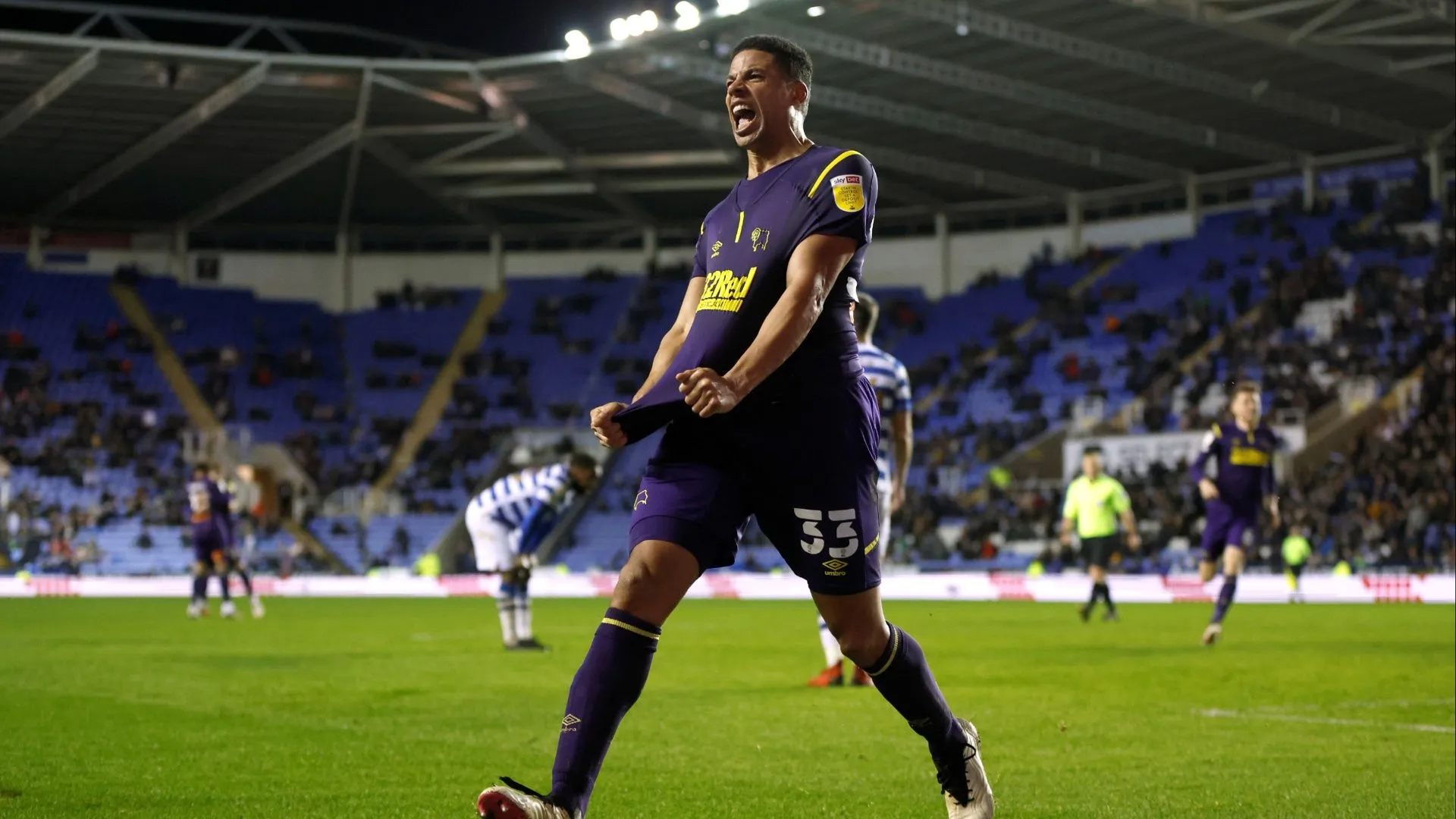 Curtis Davies ăn mừng chiến thắng sau trận quyền anh từ thiện