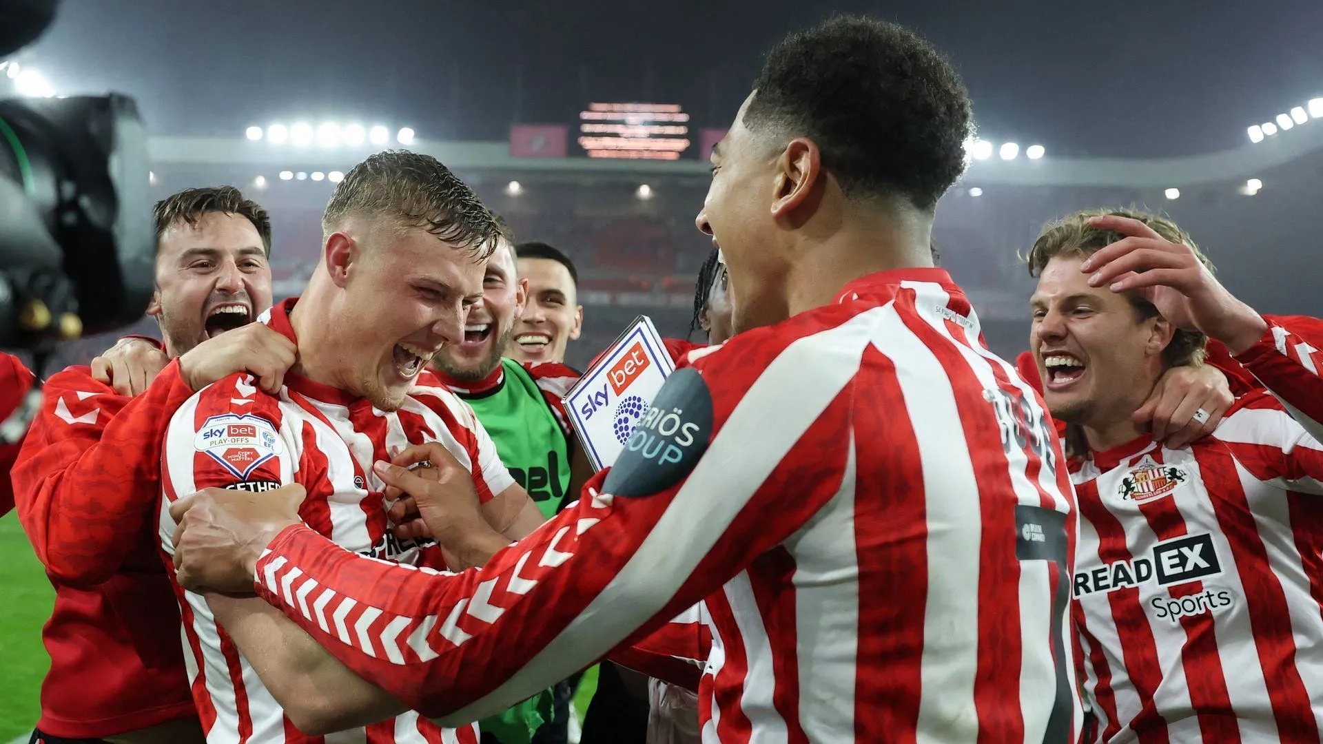 Dan Ballard ăn mừng ghi bàn cho Sunderland tại Premier League - trung vệ, đóng góp quan trọng trong hành trình thăng hạng