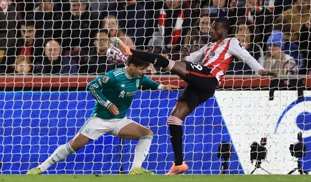 Dango Ouattara ăn mừng bàn mở tỷ số từ tình huống bóng chết giúp Brentford đánh bại Liverpool