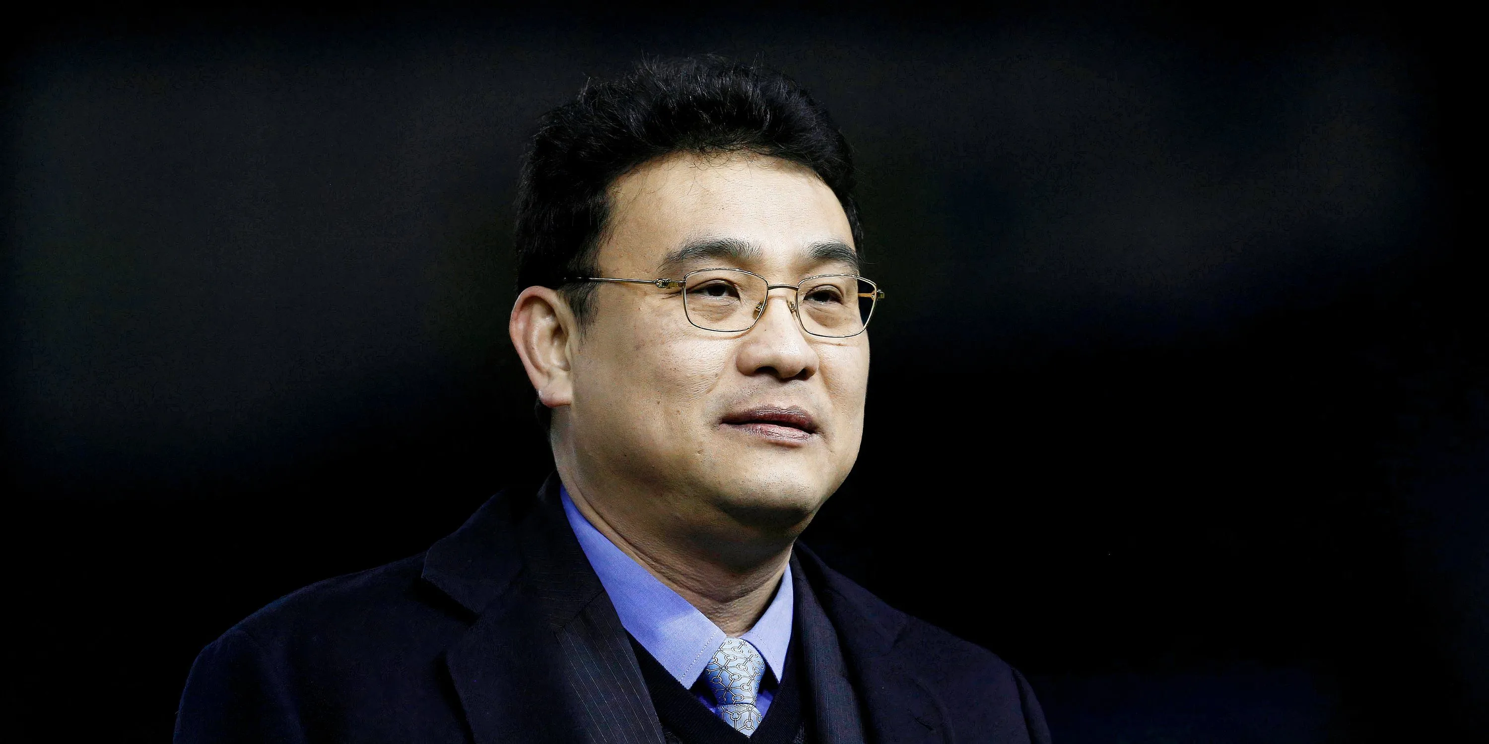 Dejphon Chansiri (ảnh chụp chủ tịch Sheffield Wednesday) — người đã mua CLB vào năm 2015 và bán sân cho công ty khác do mình sở hữu