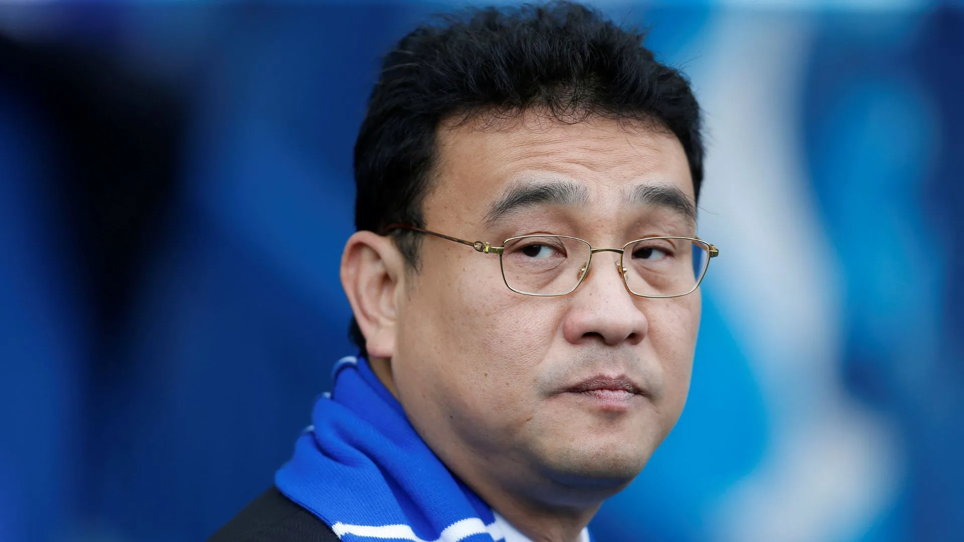 Dejphon Chansiri bên ngoài sân Hillsborough, đại diện cho cuộc khủng hoảng tài chính và quản trị tại Sheffield Wednesday