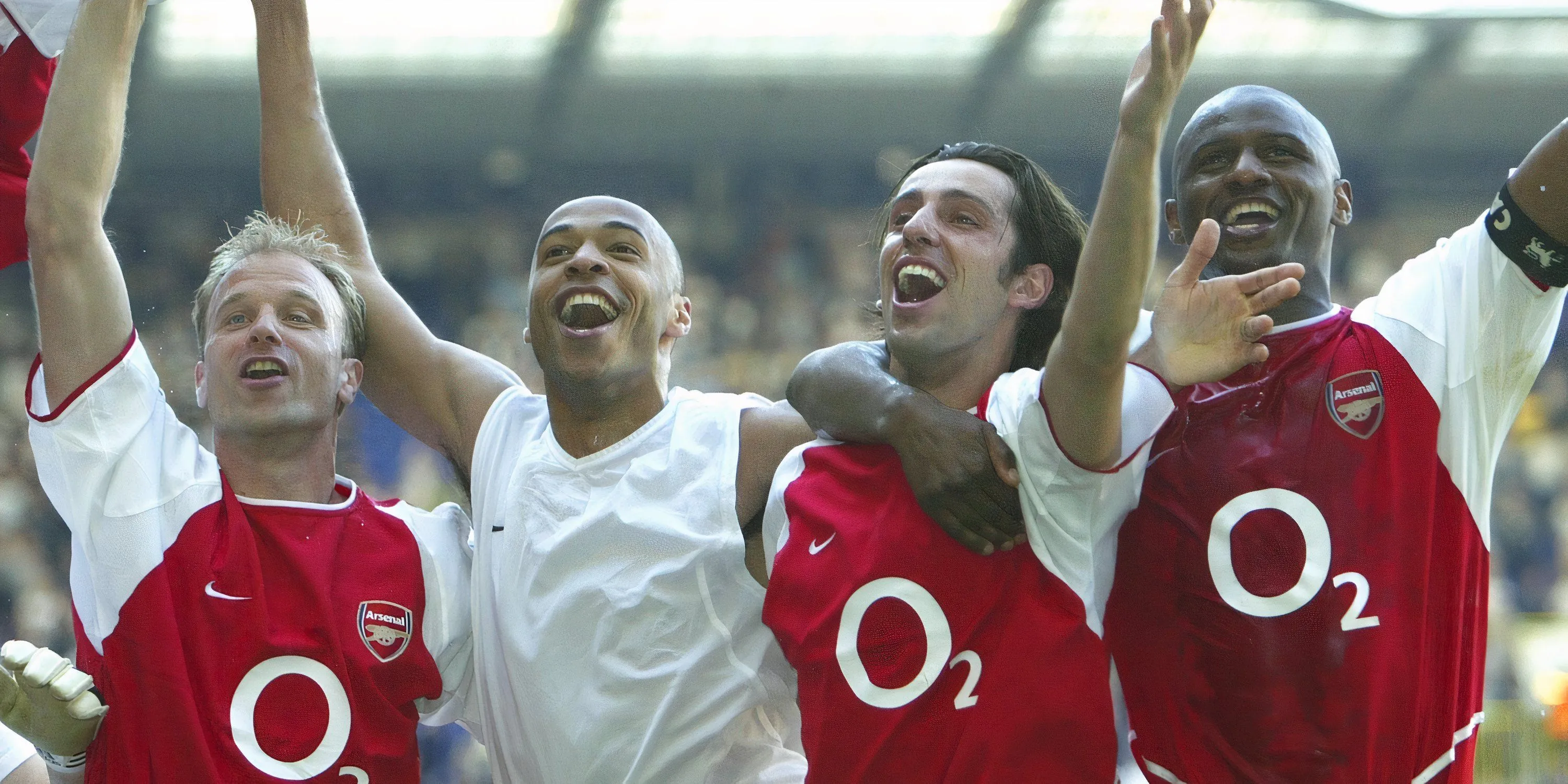 Viktor Gyökeres và ai sẽ là Bergkamp mới của Arsenal? 13 Dennis Bergkamp và Thierry Henry trong màu áo Arsenal, biểu tượng của cặp đôi tấn công một thời