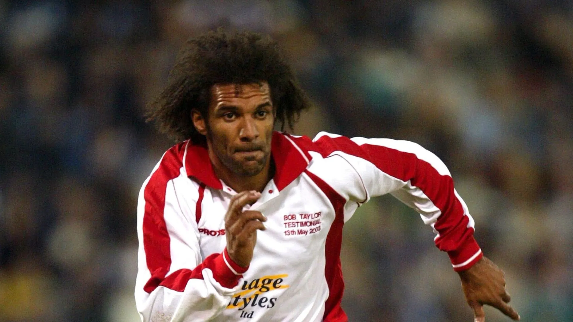 Don Goodman đang trao đổi sau trận đấu, biểu cảm hào hứng khi nhận xét về bầu không khí sân bóng