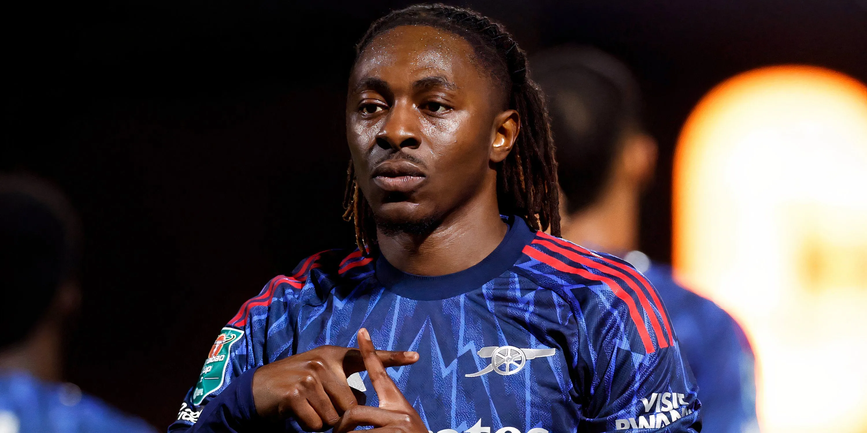 Eberechi Eze kiến tạo cho Arsenal trong một tình huống vòng cấm