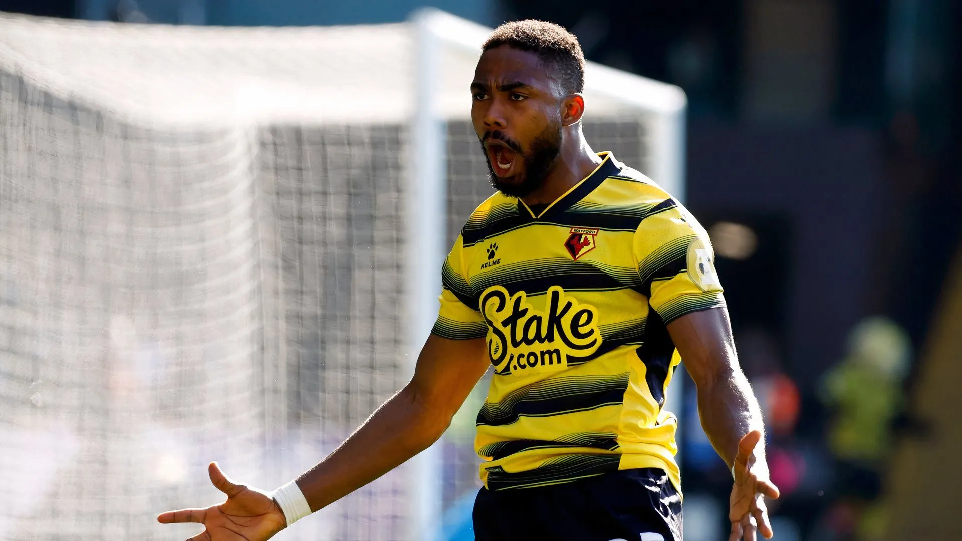 Emmanuel Dennis luyện tập cùng Watford trước đây, lựa chọn tấn công đã chứng tỏ ở Championship và Ngoại hạng Anh
