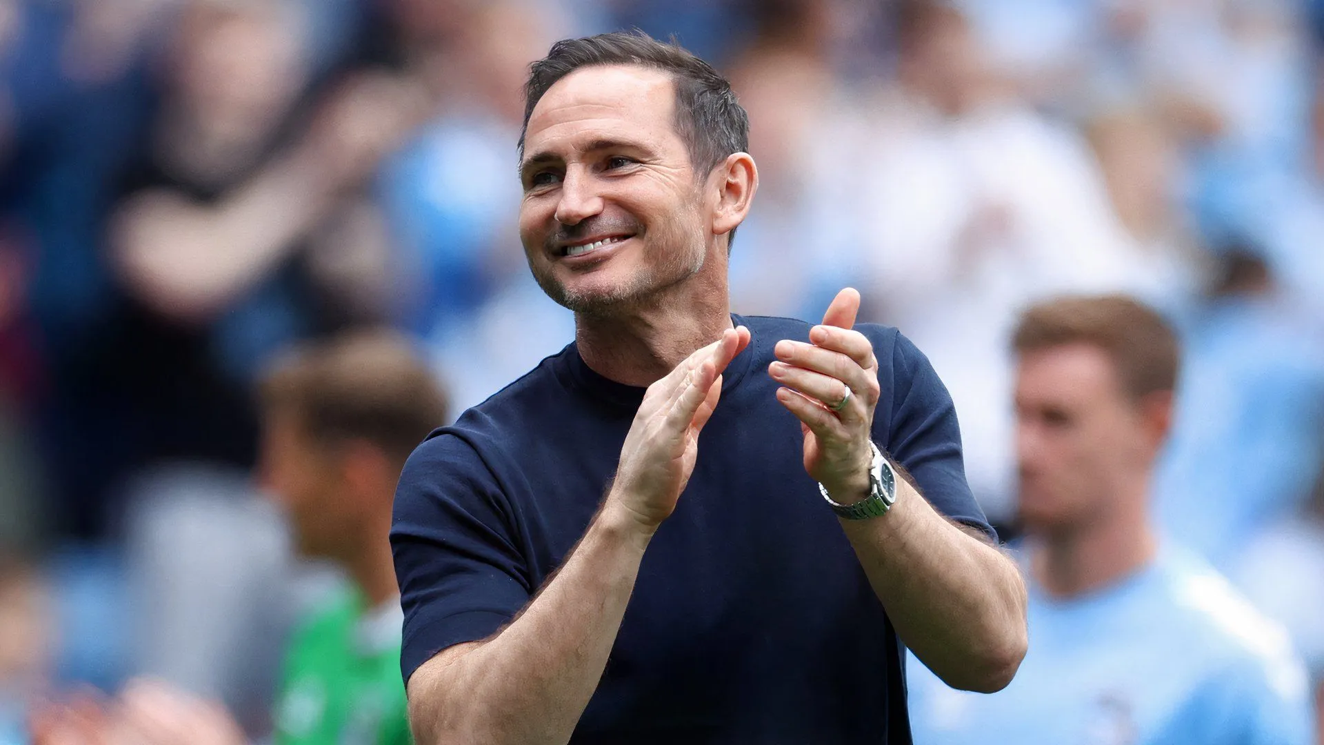 George Shepherd trong buổi tập cùng đội một Coventry City, minh họa tiền vệ trẻ 16 tuổi đa năng và tiềm năng phát triển