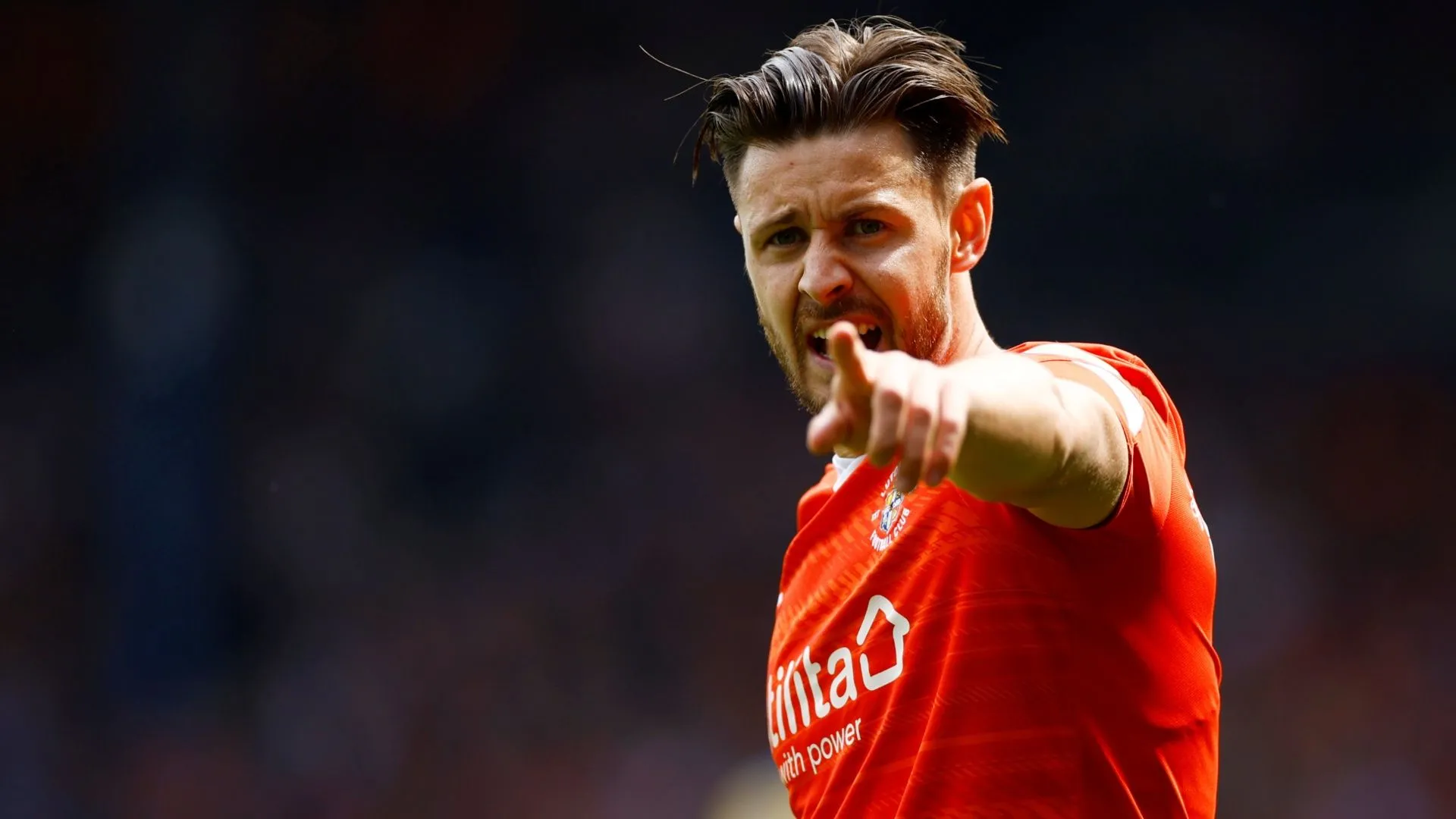 Harry Cornick trong màu áo Luton Town — chân sút từng ghi 12 bàn ở Championship mùa 2021/22