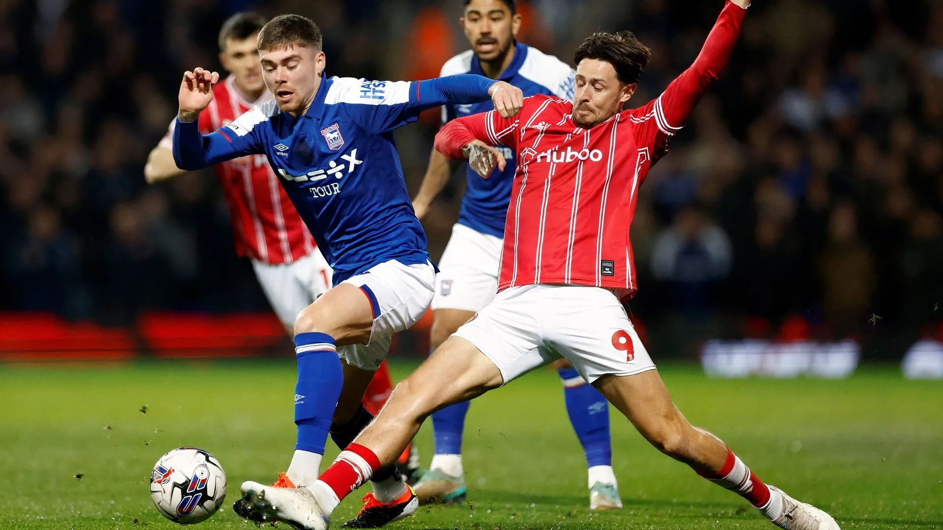 Harry Cornick và Leif Davis trong màu áo Bristol City — tiền đạo gặp khó khăn ở Championship
