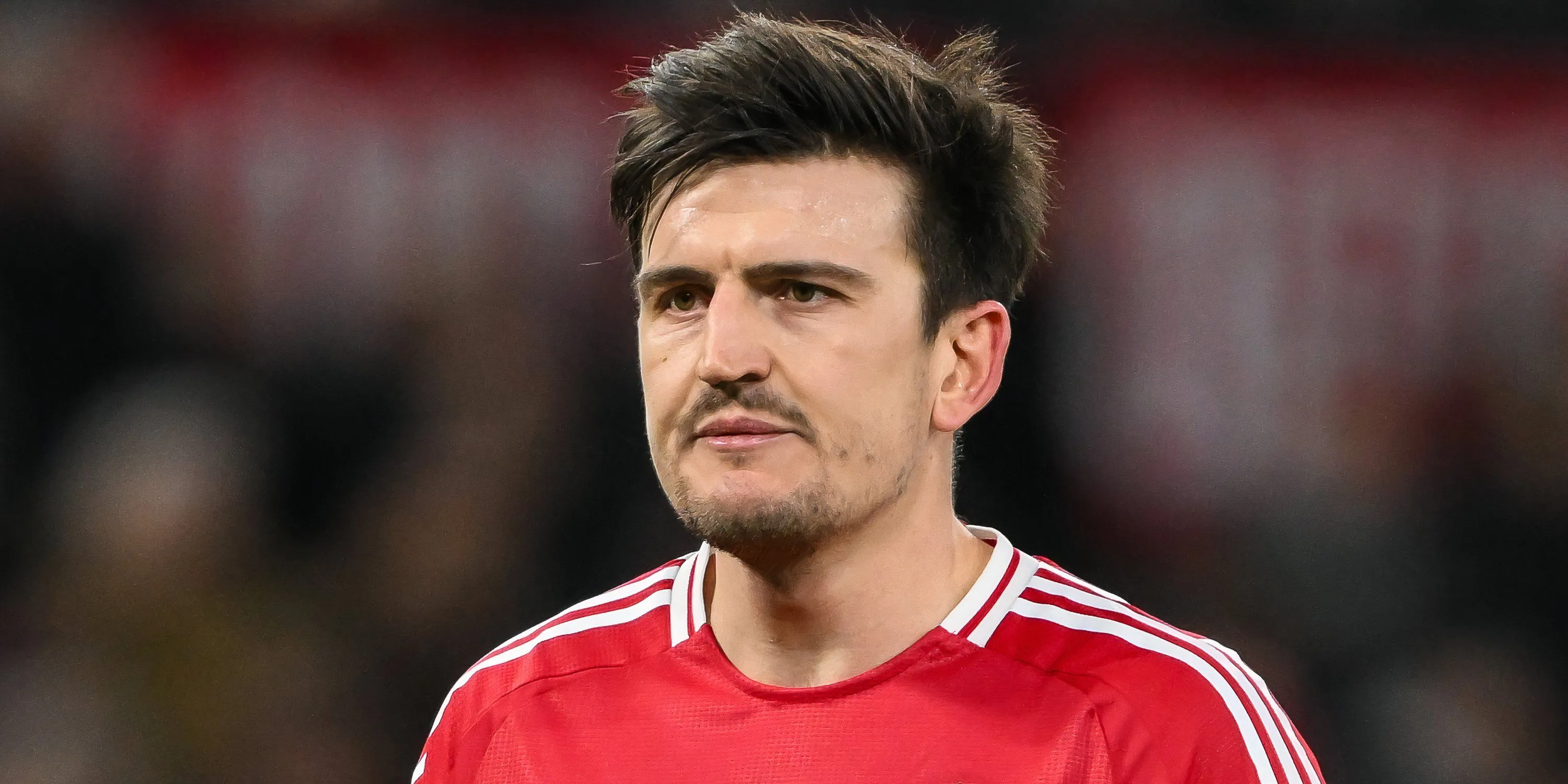 Harry Maguire tranh bóng cho Manchester United tại Anfield, thể hiện khả năng phòng ngự và kinh nghiệm thi đấu
