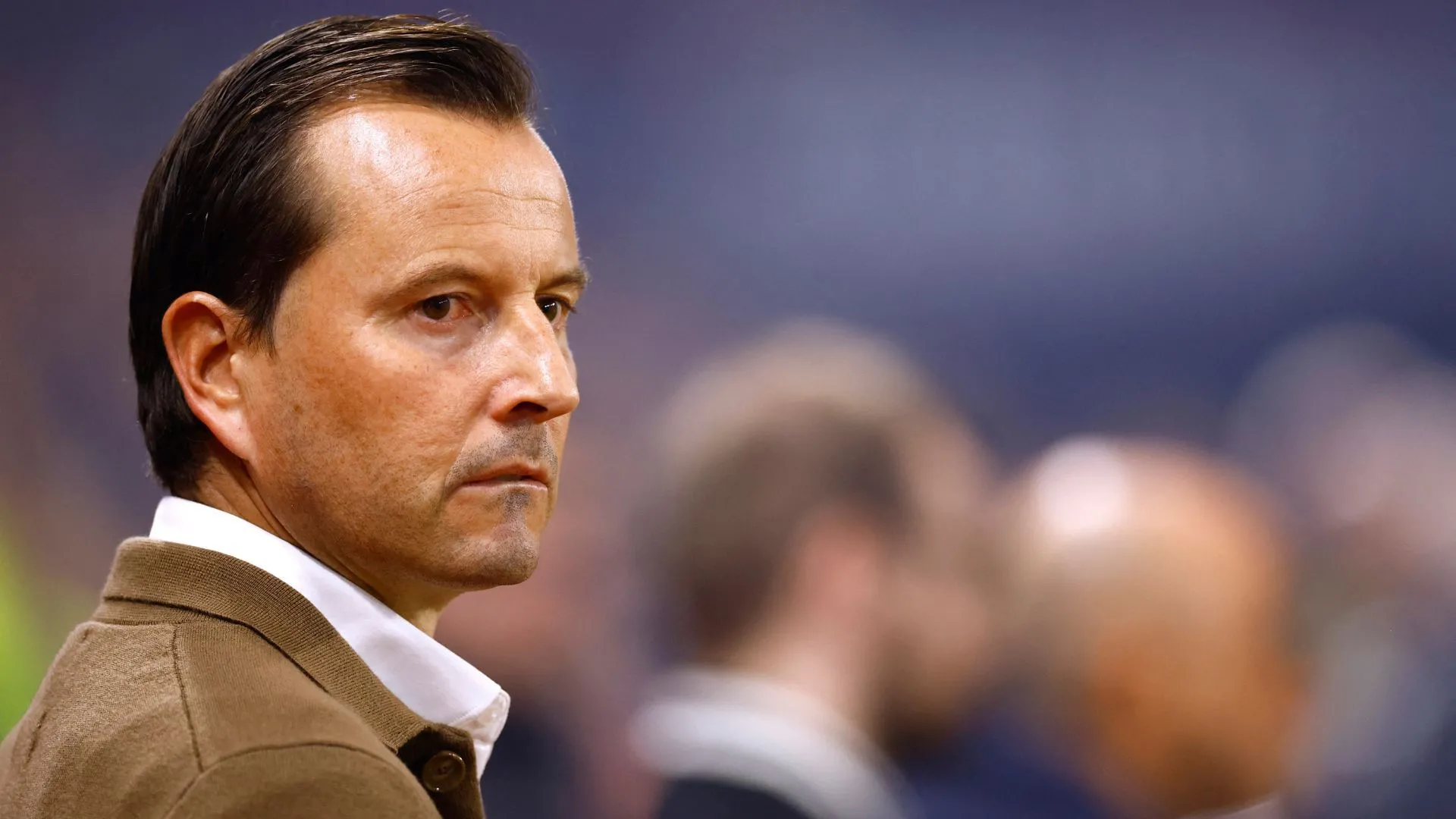 Rumarn Burrell: Bản hợp đồng 'ngầm' của QPR có thể đưa Hoops vào cuộc đua play-off 13 HLV Julien Stephan của QPR chỉ đạo trên đường biên với phong cách chiến thuật năng động