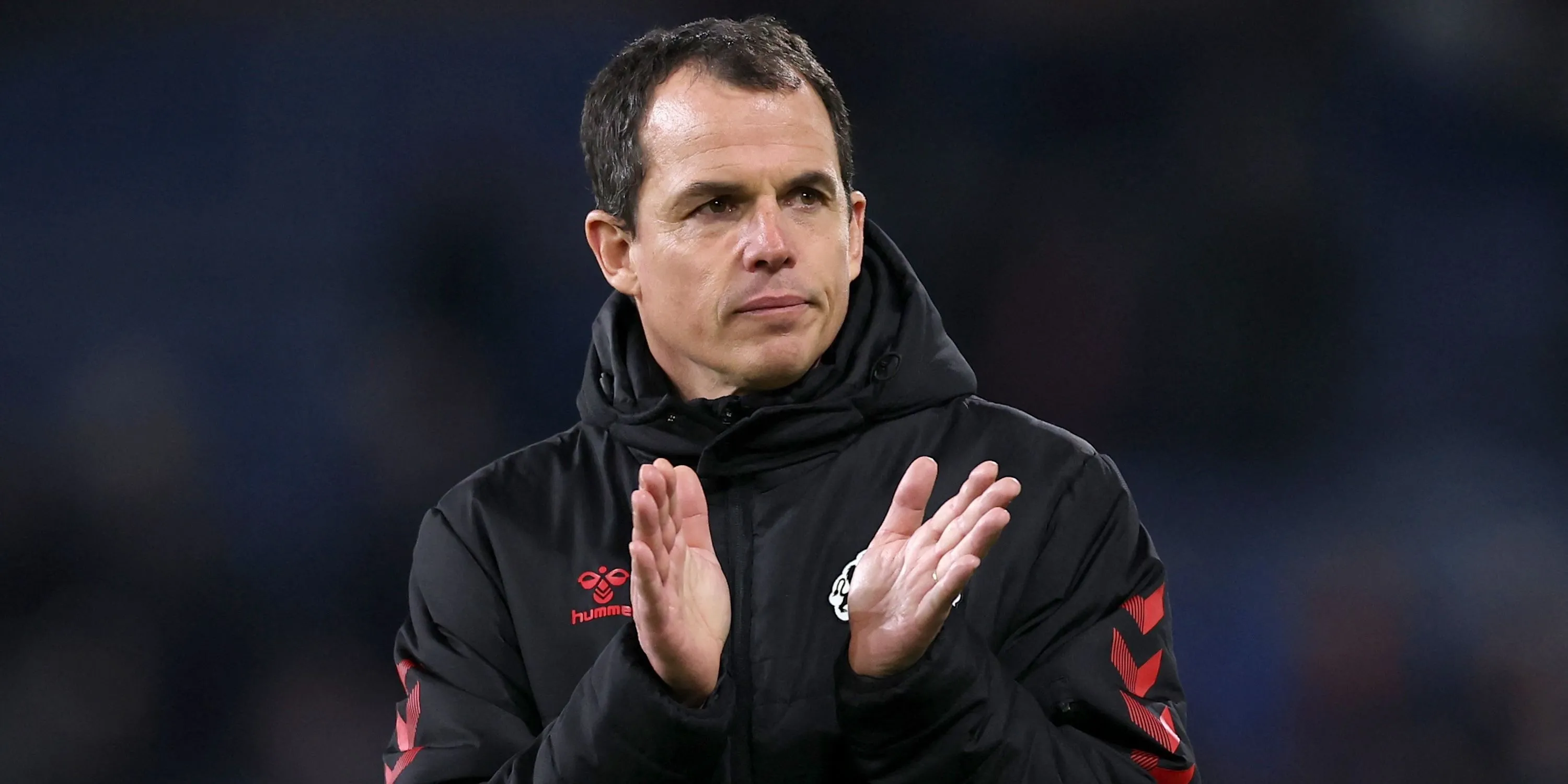 HLV Régis Le Bris vỗ tay cảm ơn CĐV Sunderland sau trận đấu, đội hình và tinh thần sẵn sàng cho chuyến làm khách Chelsea