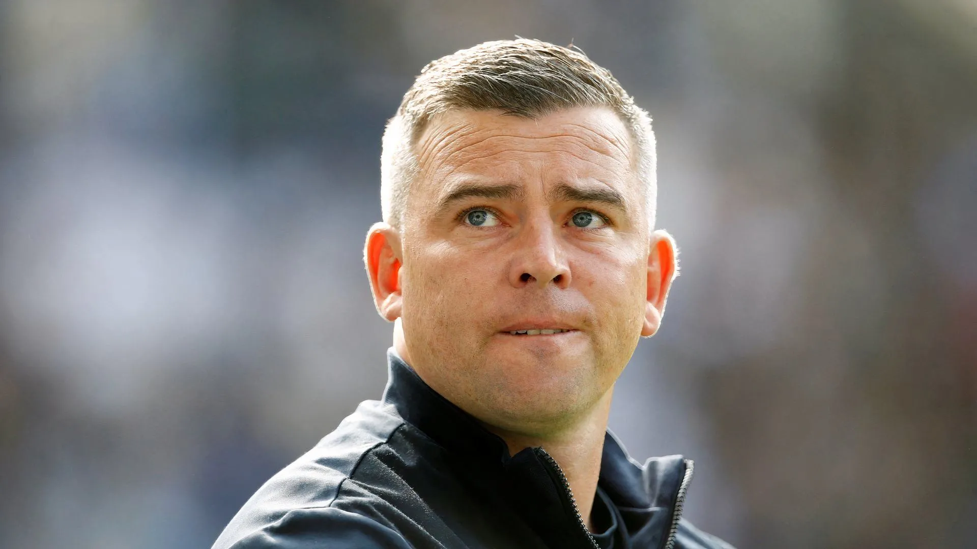 HLV Steven Schumacher theo dõi trận đấu của Bolton, thấy rõ tầm quan trọng của các cầu thủ tấn công như Cozier-Duberry