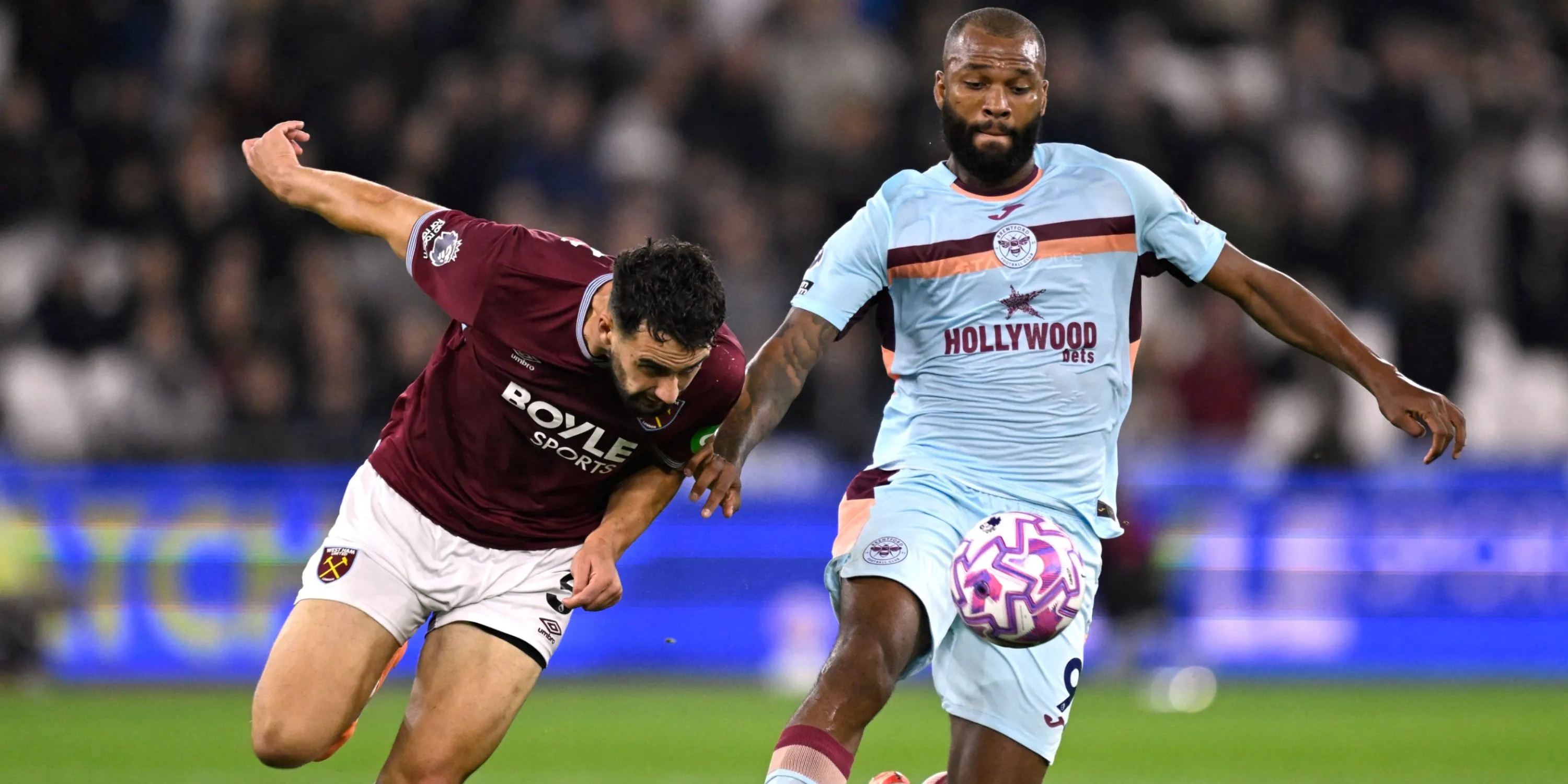 Igor Thiago của Brentford đi bóng trước sự theo kèm của Maximilian Kilman, pha bóng dẫn đến bàn thắng mở tỉ số