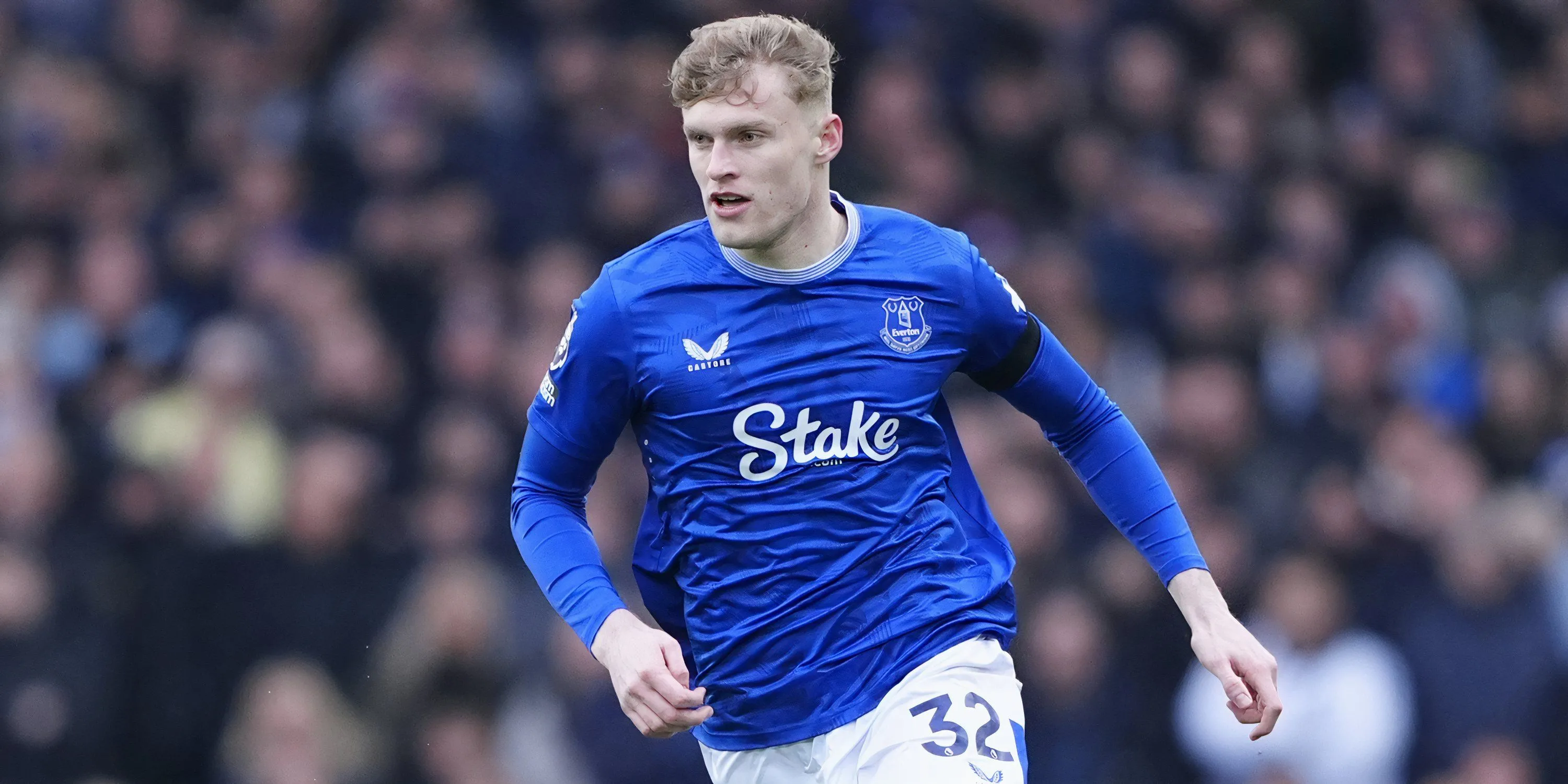 Jarrad Branthwaite trong màu áo Everton, mô tả trung vệ đang hồi phục chấn thương gân kheo