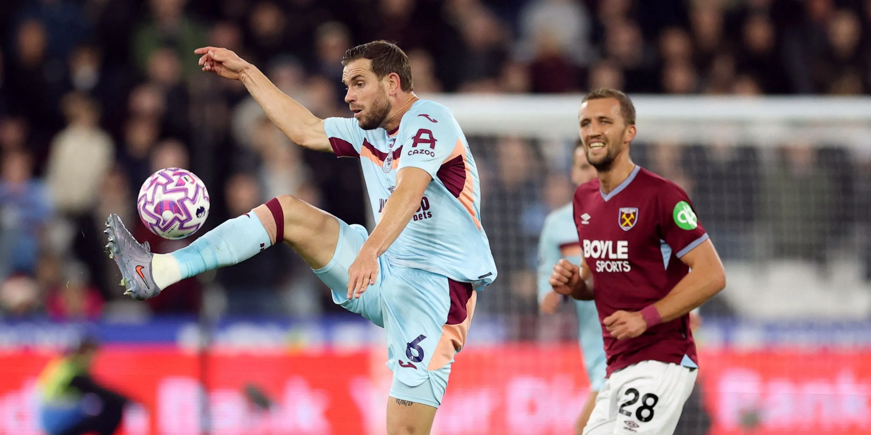 West Ham tẩy chay trận tiếp Brentford: Sân London Stadium xuất hiện nhiều ghế trống 11 Jordan Henderson tranh bóng với Tomas Soucek trong trận West Ham - Brentford tại London Stadium, cảnh sân có nhiều ghế trống do CĐV tẩy chay