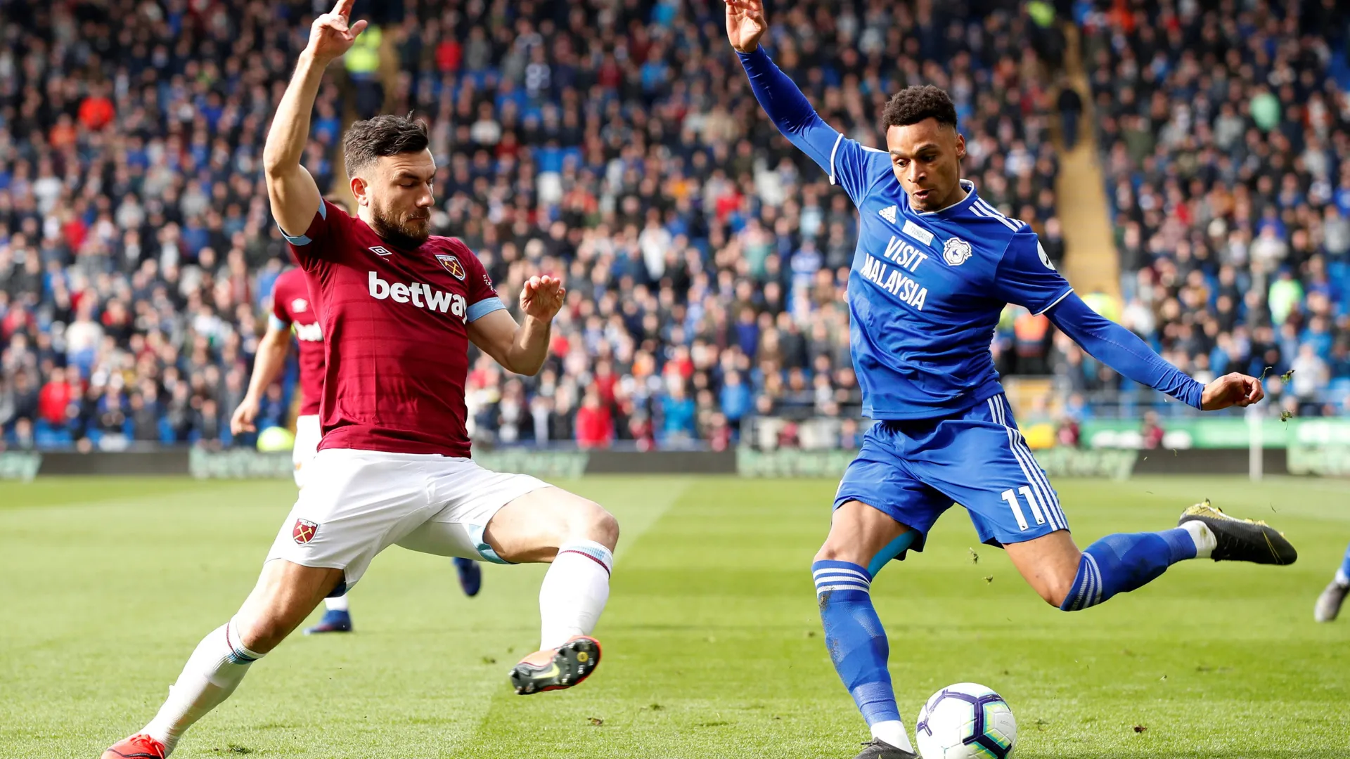 Josh Murphy biểu diễn kỹ thuật khiến khán giả phấn khích trong màu áo Cardiff