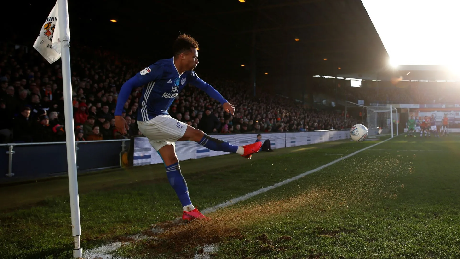 Josh Murphy thi đấu cho Cardiff City, cầu thủ chạy cánh kỹ thuật