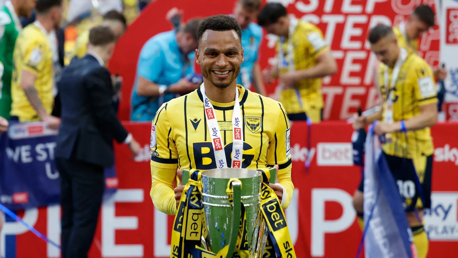 Josh Murphy tung hoành ở Oxford United với cú đúp play-off đưa đội lên hạng