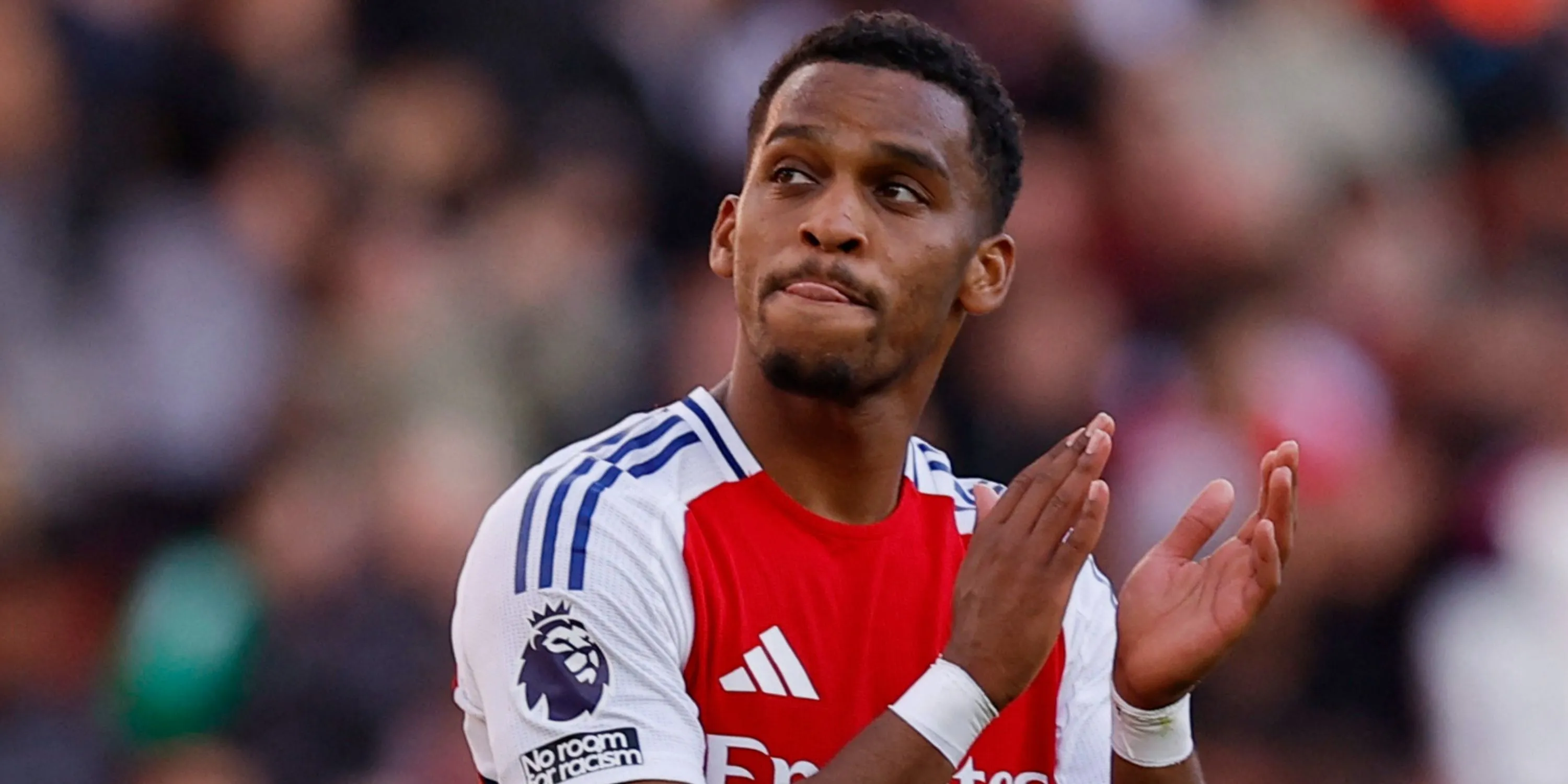 Arsenal đàm phán gia hạn hợp đồng với Jurrien Timber 12 Jurrien Timber trong màu áo Arsenal, thể hiện tính đa năng giữa vị trí hậu vệ cánh và trung vệ