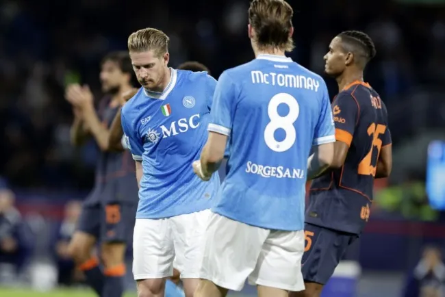 Kevin De Bruyne ôm đùi phải rời sân sau chấn thương cơ đùi phải khi khoác áo Napoli