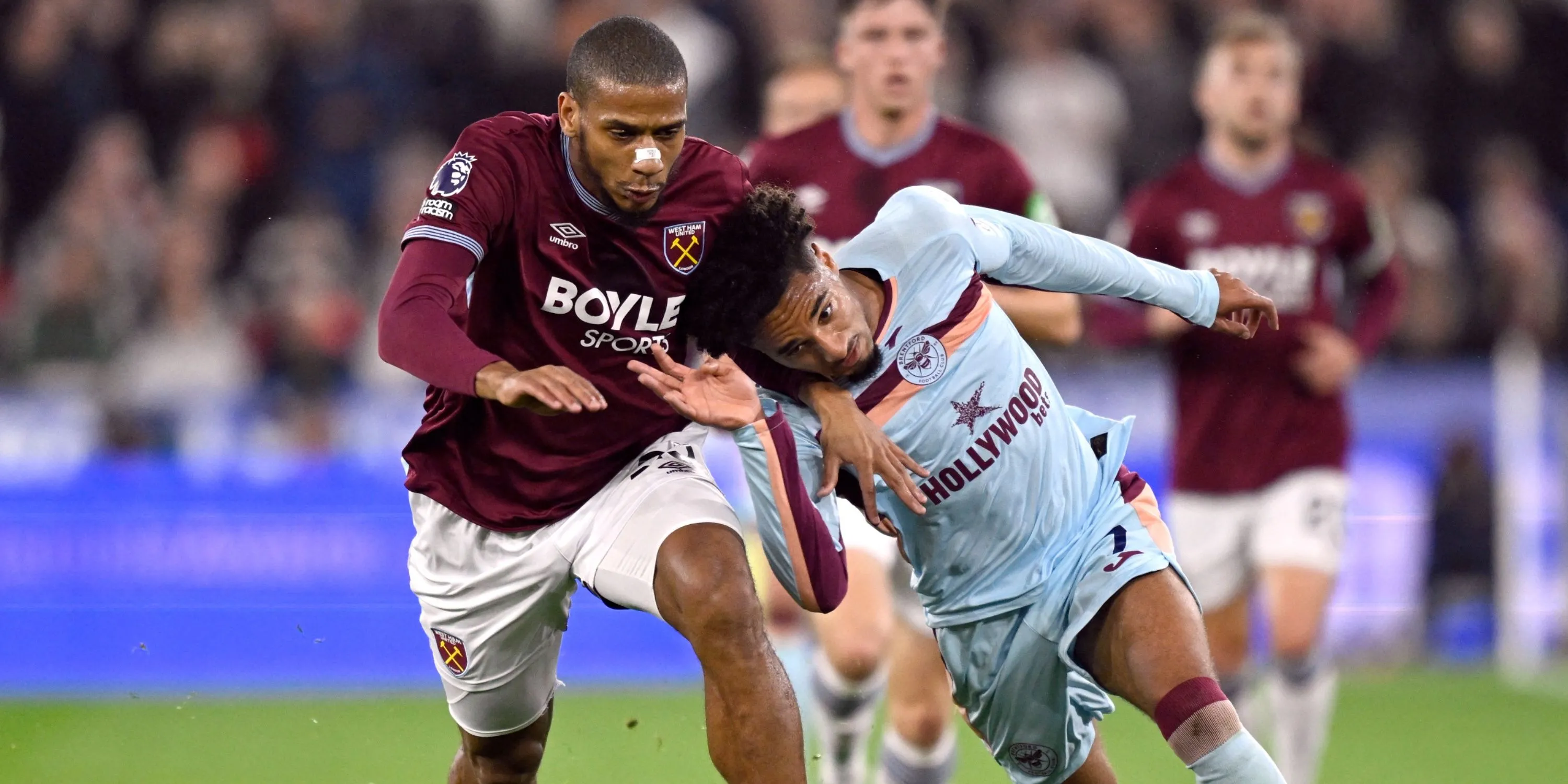 Kevin Schade tranh chấp với Jean-Clair Todibo trong trận West Ham vs Brentford, thể hiện lỗ hổng phòng ngự của trung vệ West Ham
