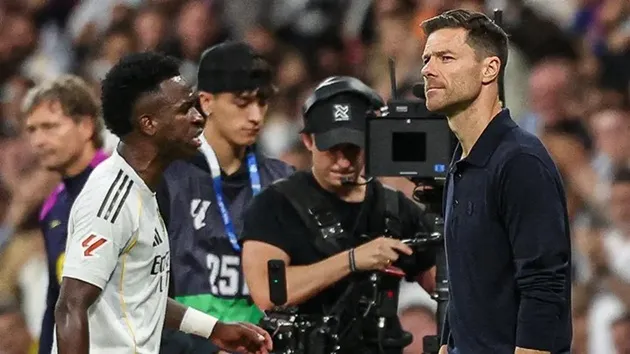 Khoảnh khắc căng thẳng của Vinicius với HLV Xabi Alonso trên đường biên và ghế dự bị Real Madrid