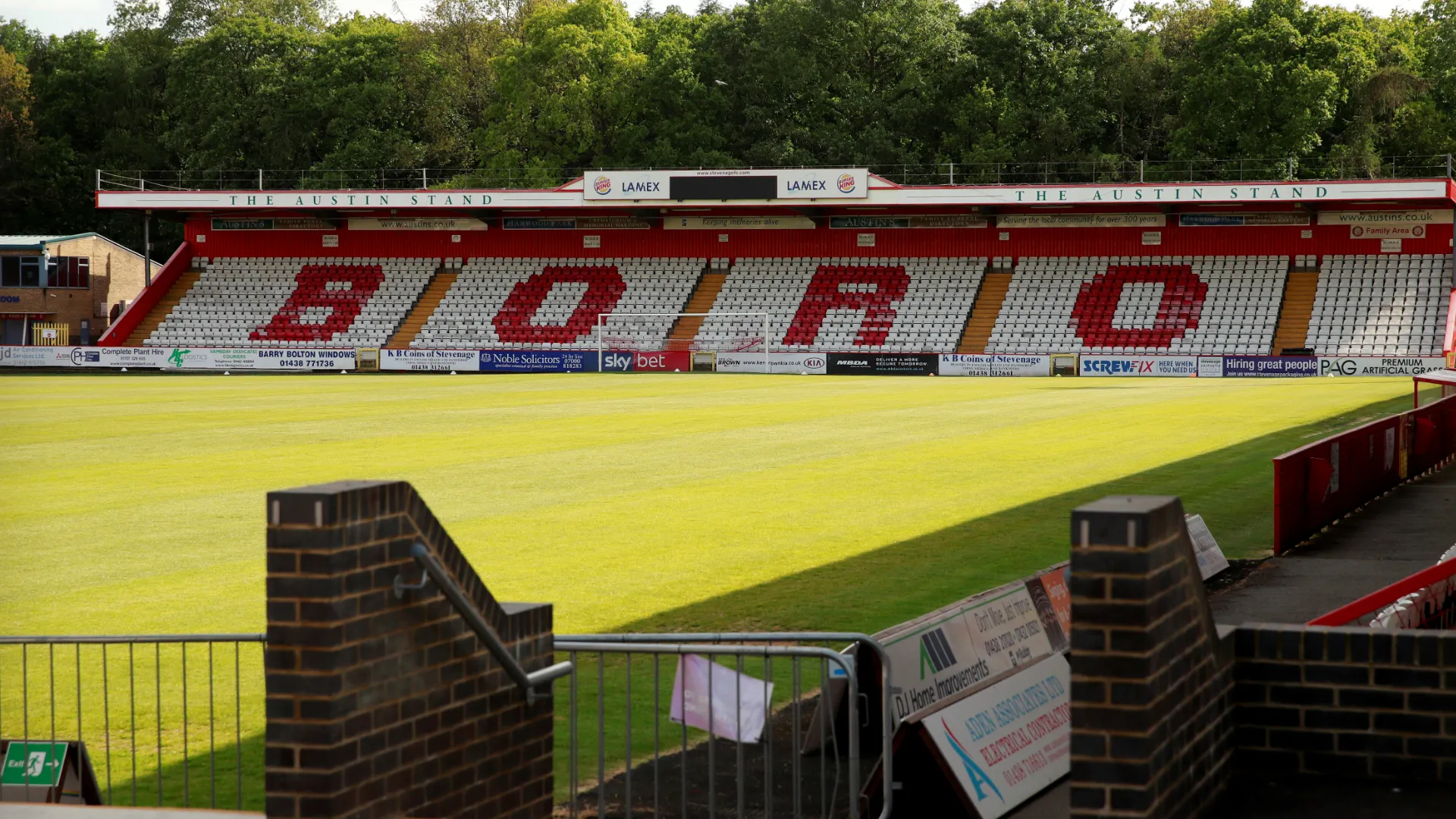 Stevenage săn tiền đạo Adama Sidibeh của St Johnstone trong kỳ chuyển nhượng tháng 1 12 Lamex Stadium - sân nhà của Stevenage, góc nhìn bên ngoài với khán đài