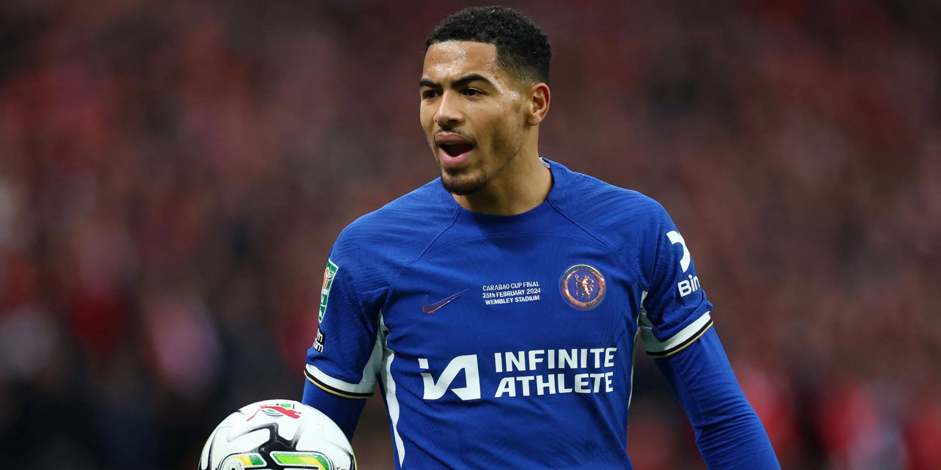 Levi Colwill của Chelsea trong pha tranh chấp, mô tả chấn thương ACL của trung vệ trẻ Chelsea