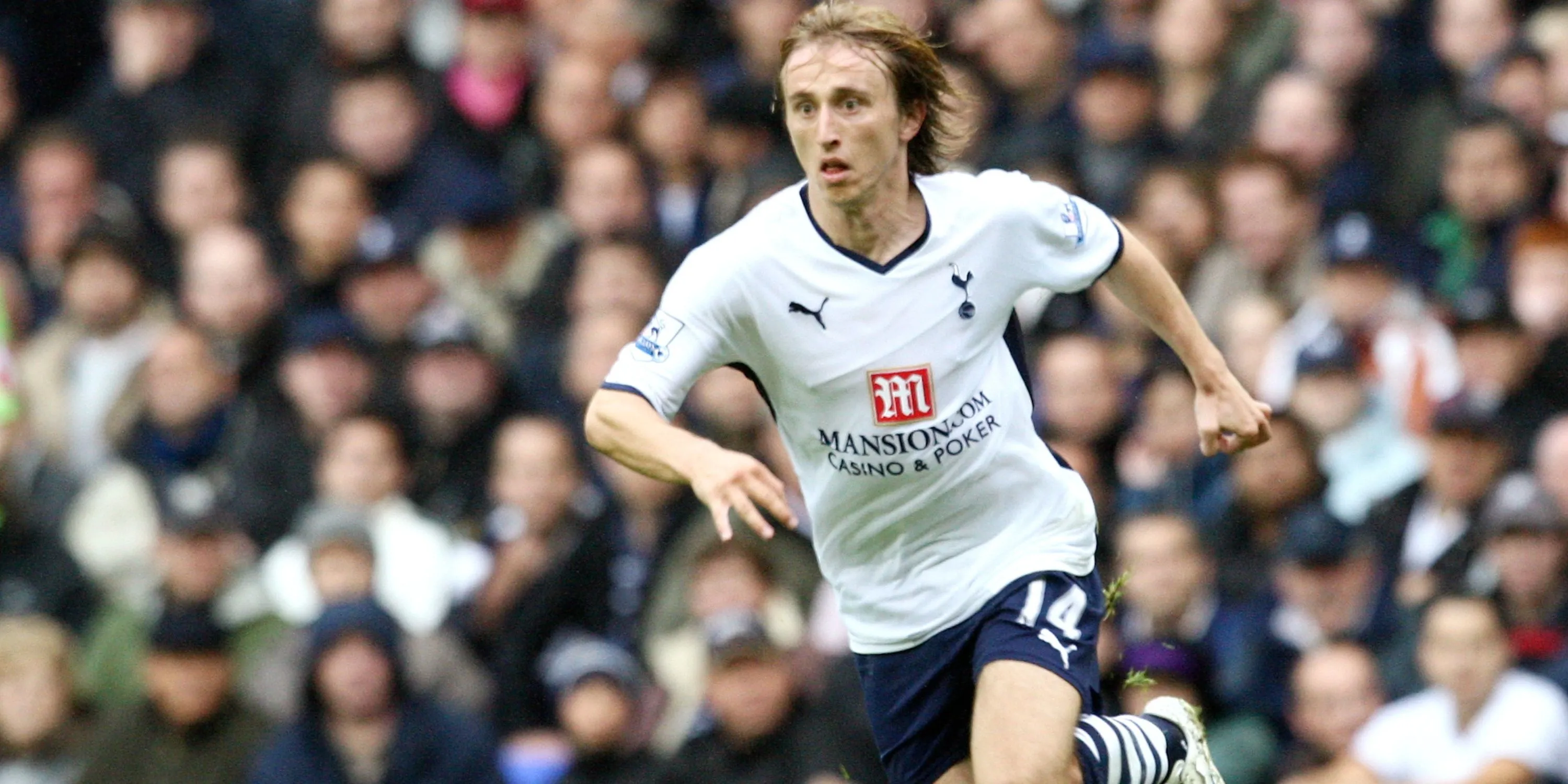 Tottenham: Những tài năng trẻ có thể trở thành “Modrić mới” của Spurs 14 Luka Modrić trong màu áo Tottenham, minh họa khả năng điều tiết tuyến giữa của tiền vệ người Croatia