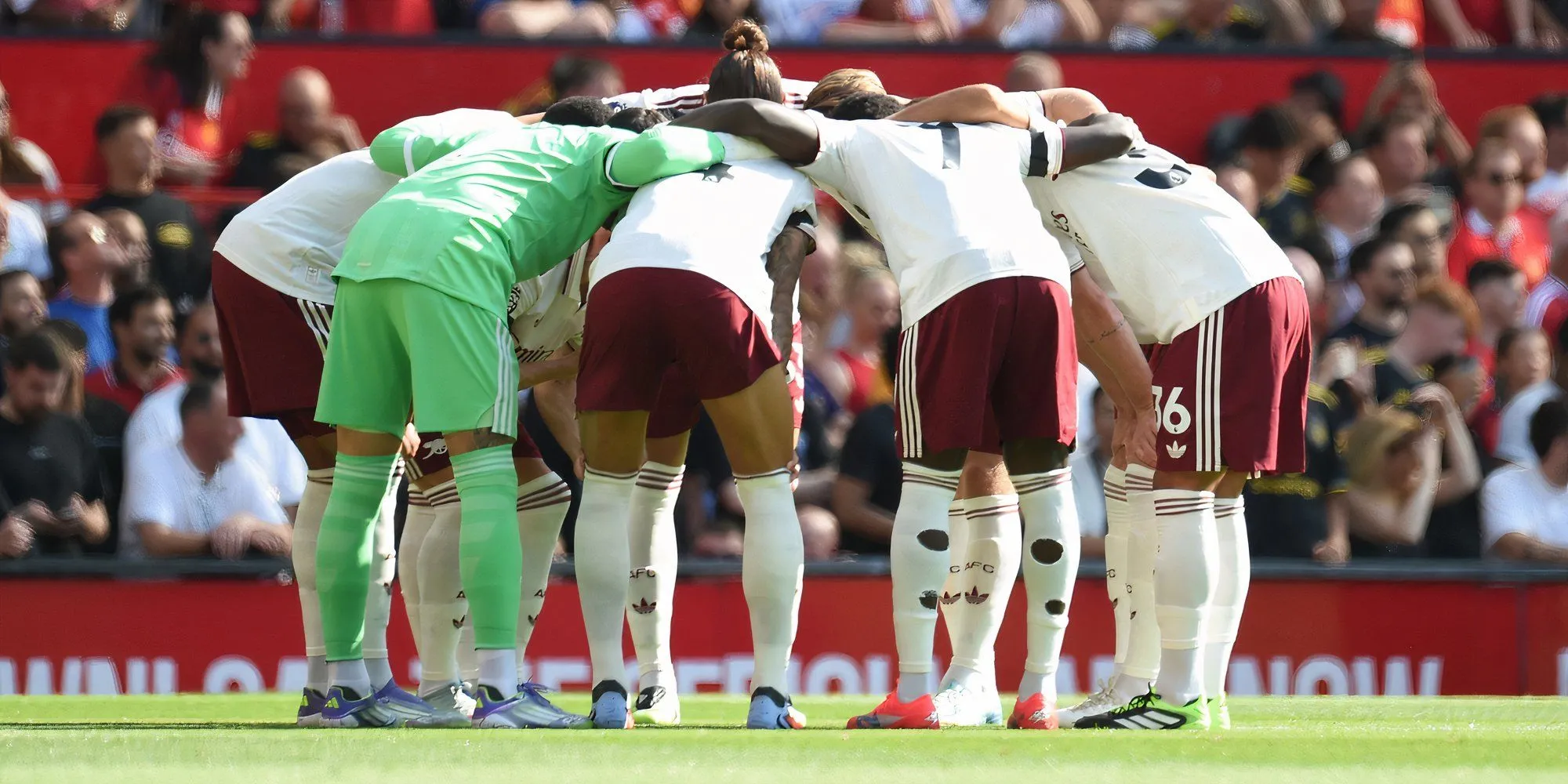 Mikel Arteta chỉ đạo đội hình Arsenal trong trận đấu