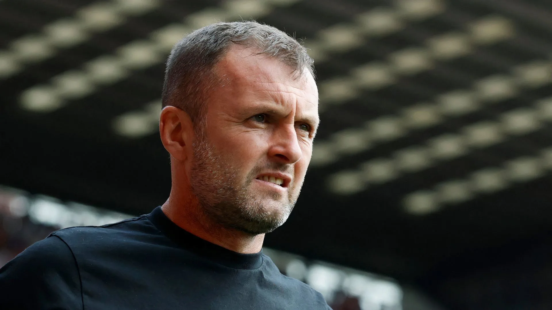 Nathan Jones huấn luyện viên Charlton vỗ tay tri ân CĐV Sheffield Wednesday sau trận tại The Valley