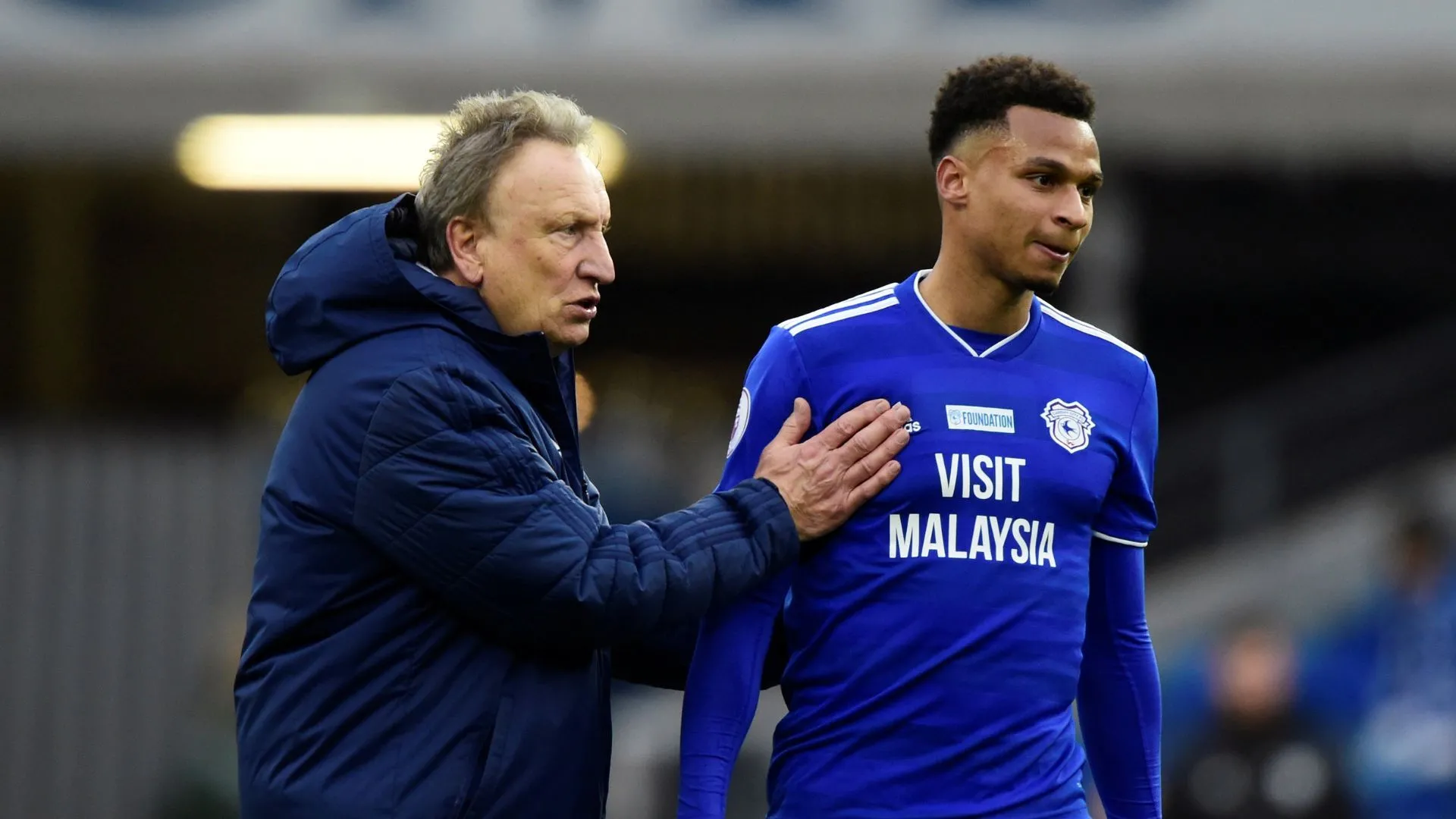 Neil Warnock bên cạnh Josh Murphy thời còn ở Cardiff