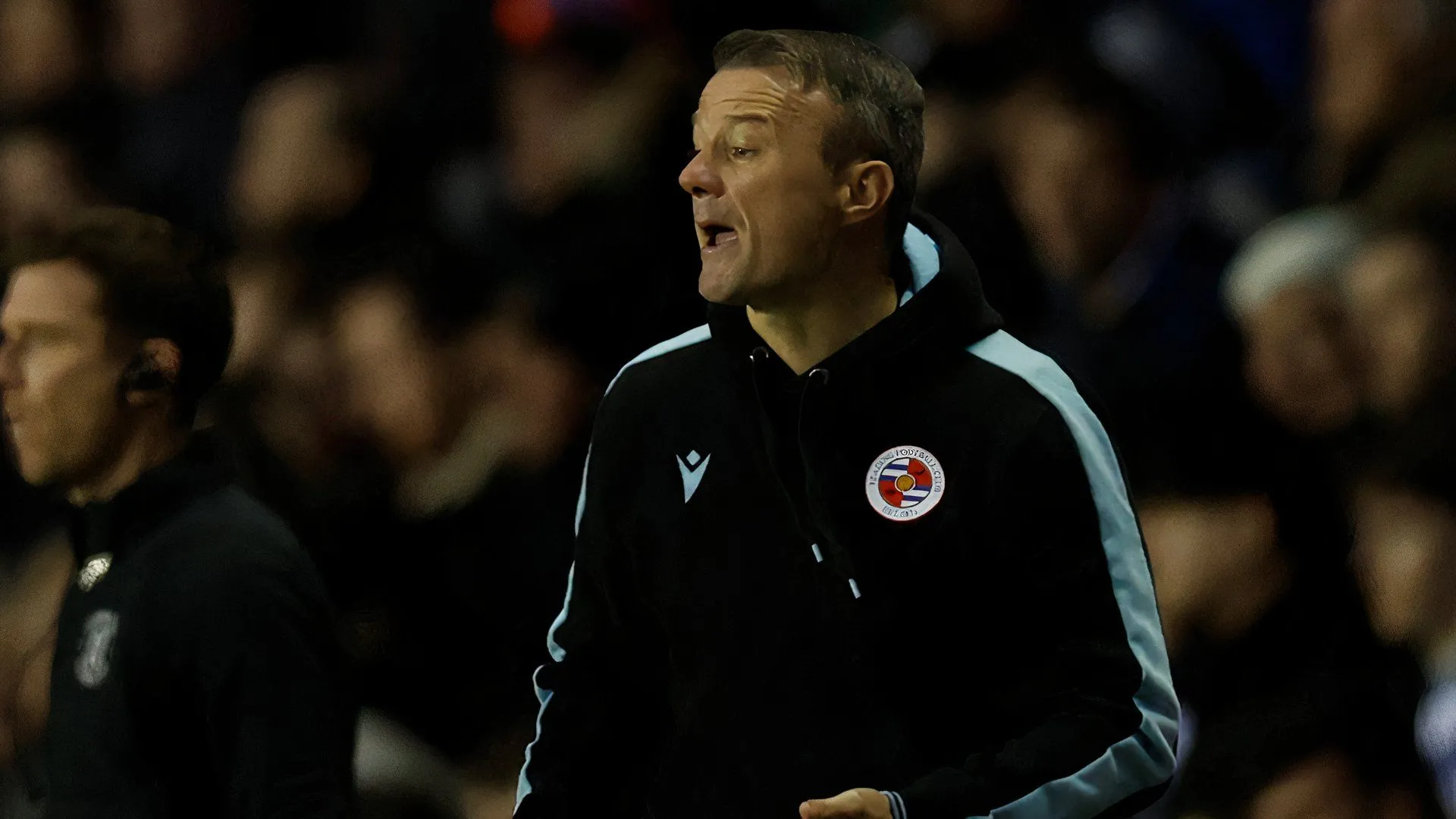 Noel Hunt trên đường biên sân cỏ, ảnh chụp khi còn dẫn dắt Reading và đang trao đổi chỉ đạo với cầu thủ