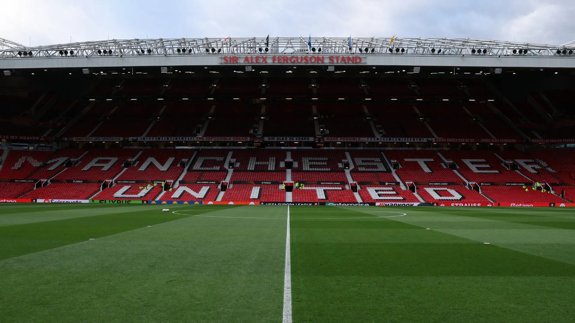 Old Trafford - sân nhà Manchester United, biểu tượng cho cơ hội lớn nếu tài năng trẻ được mời về học việc tại CLB hàng đầu nước Anh