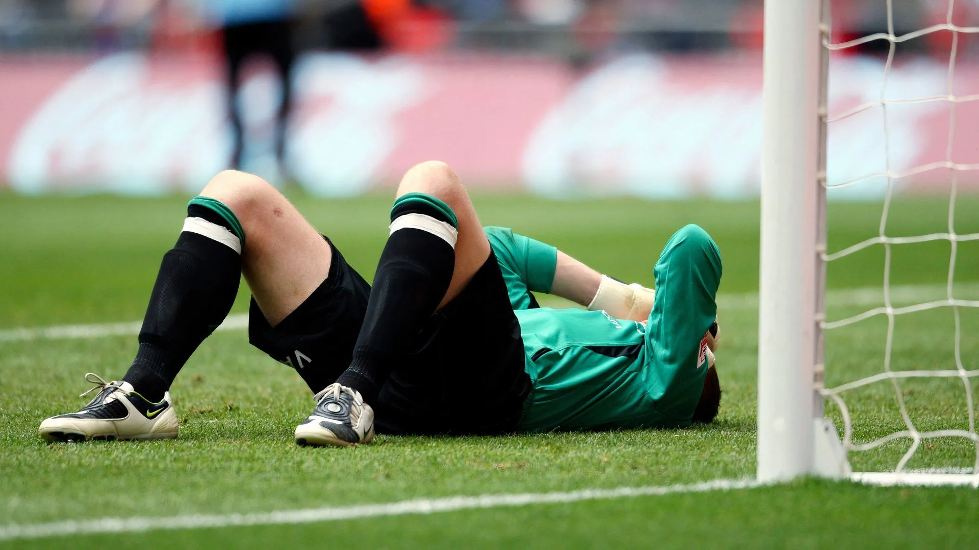 Paddy Kenny cần oxy sau khi bị knockdown trong trận đấu từ thiện