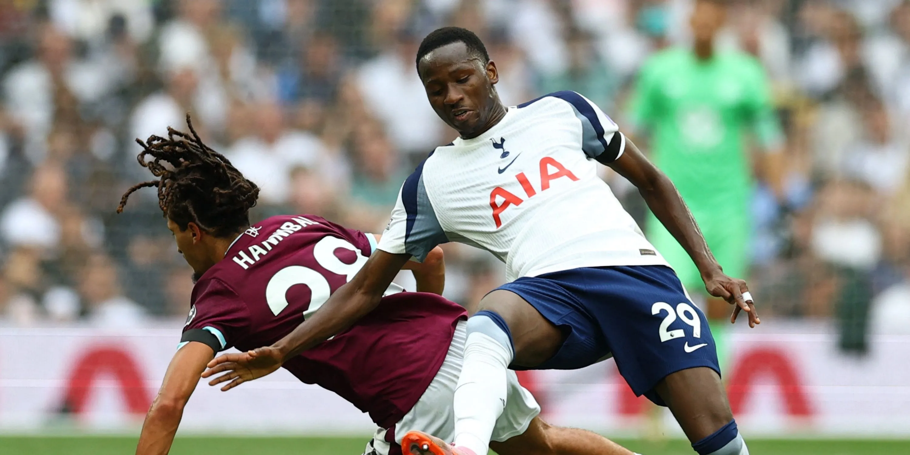 Thomas Frank lên tiếng về Pape Sarr tại Tottenham 13 Pape Sarr trong màu áo Tottenham, thể hiện sức mạnh và tốc độ
