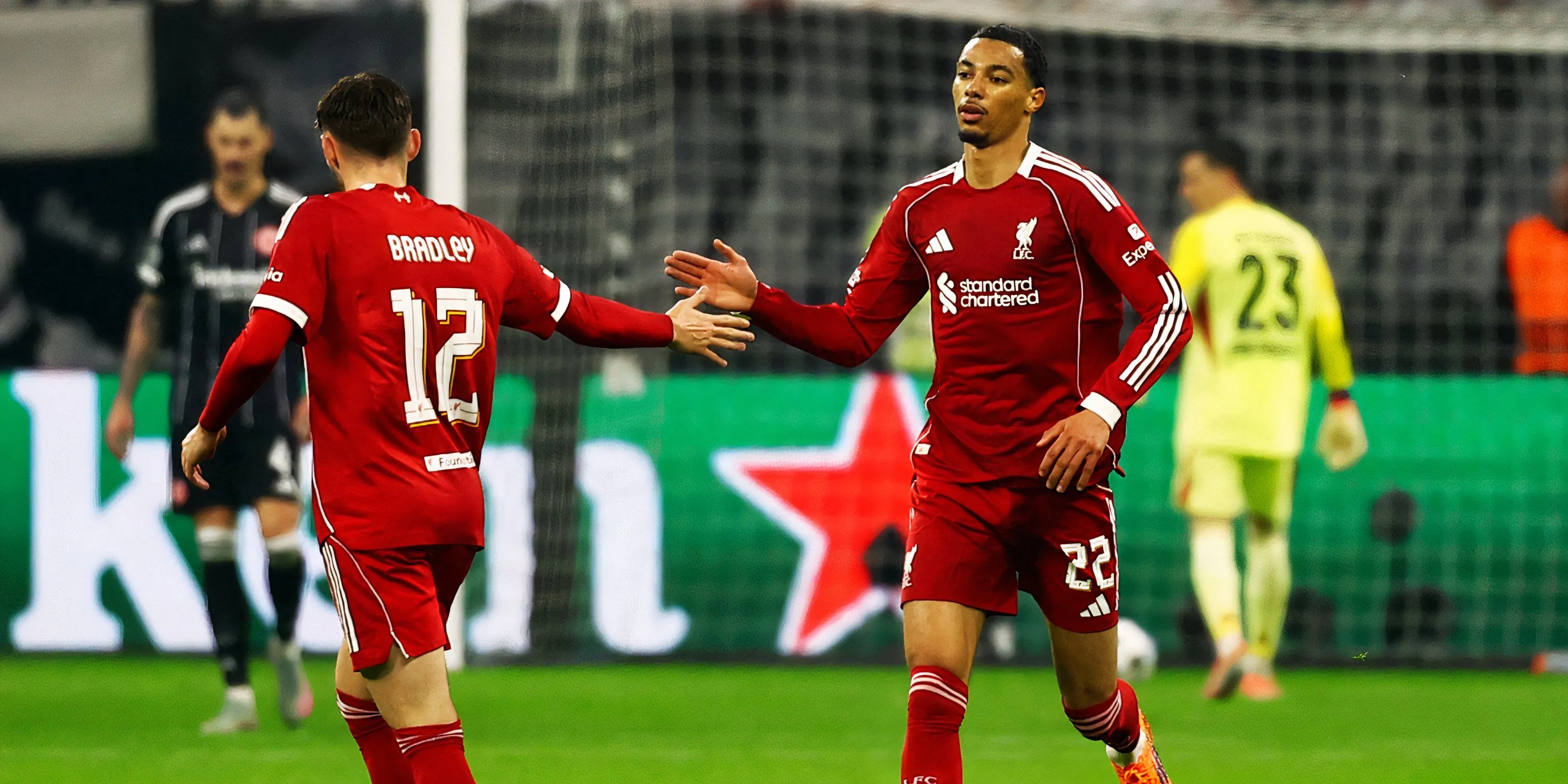 Pha ăn mừng trong trận Eintracht 5-1 Liverpool