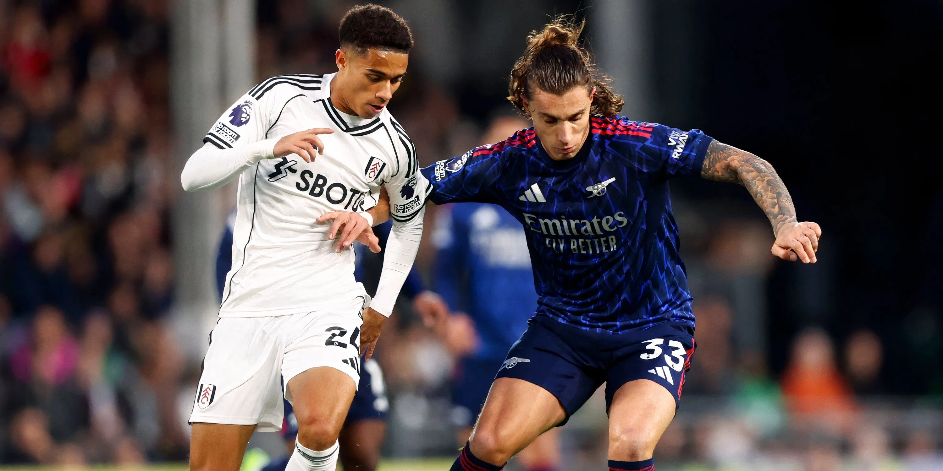 Riccardo Calafiori tranh chấp cùng Declan Rice trong màu áo Arsenal