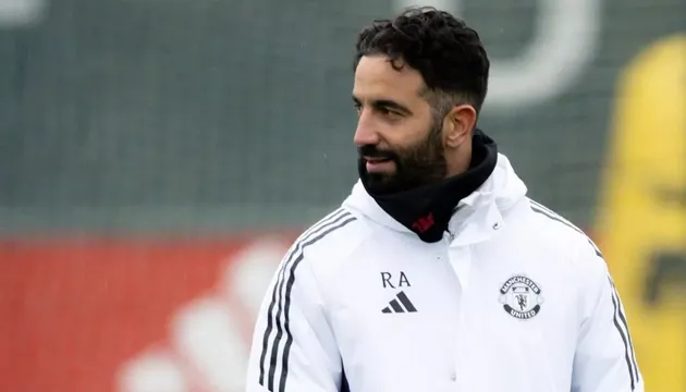 Ruben Amorim đang chỉ đạo Man United và thay đổi chiến thuật pressing cùng phát bóng dài.
