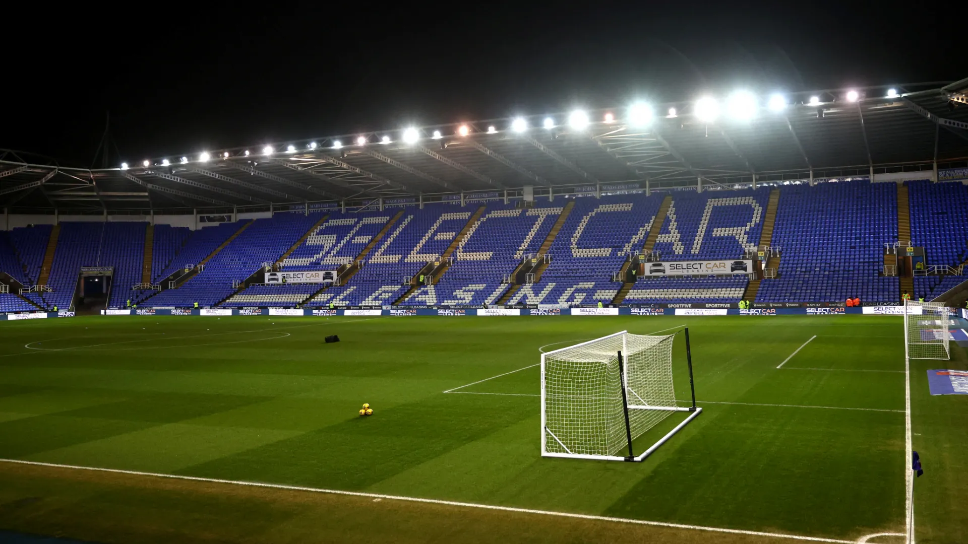 Select Car Leasing Stadium - sân nhà Reading, góc chụp cho thấy khán đài và bầu không khí quanh sân