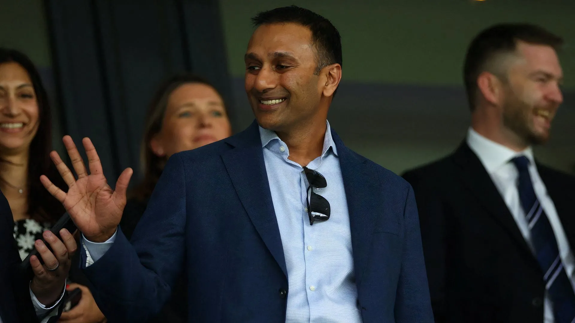 Shilen Patel theo dõi West Brom thi đấu ở trận play-off Championship, thể hiện sự quan tâm tới phong độ đội bóng