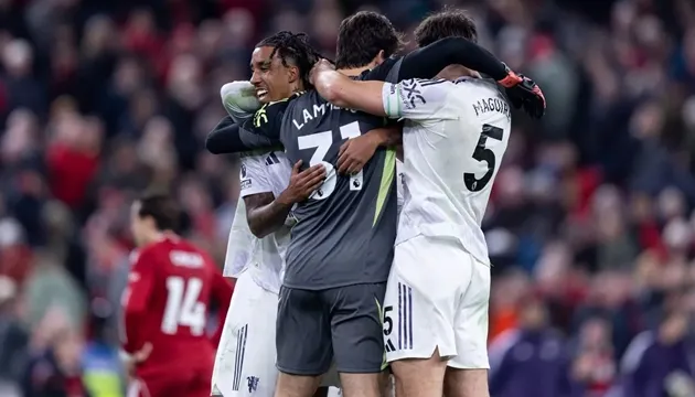 Tập thể Man United đoàn kết và khuôn mặt tươi sáng sau thay đổi chiến thuật, Amad và Mbeumo là nhân tố nổi bật ở hàng công.