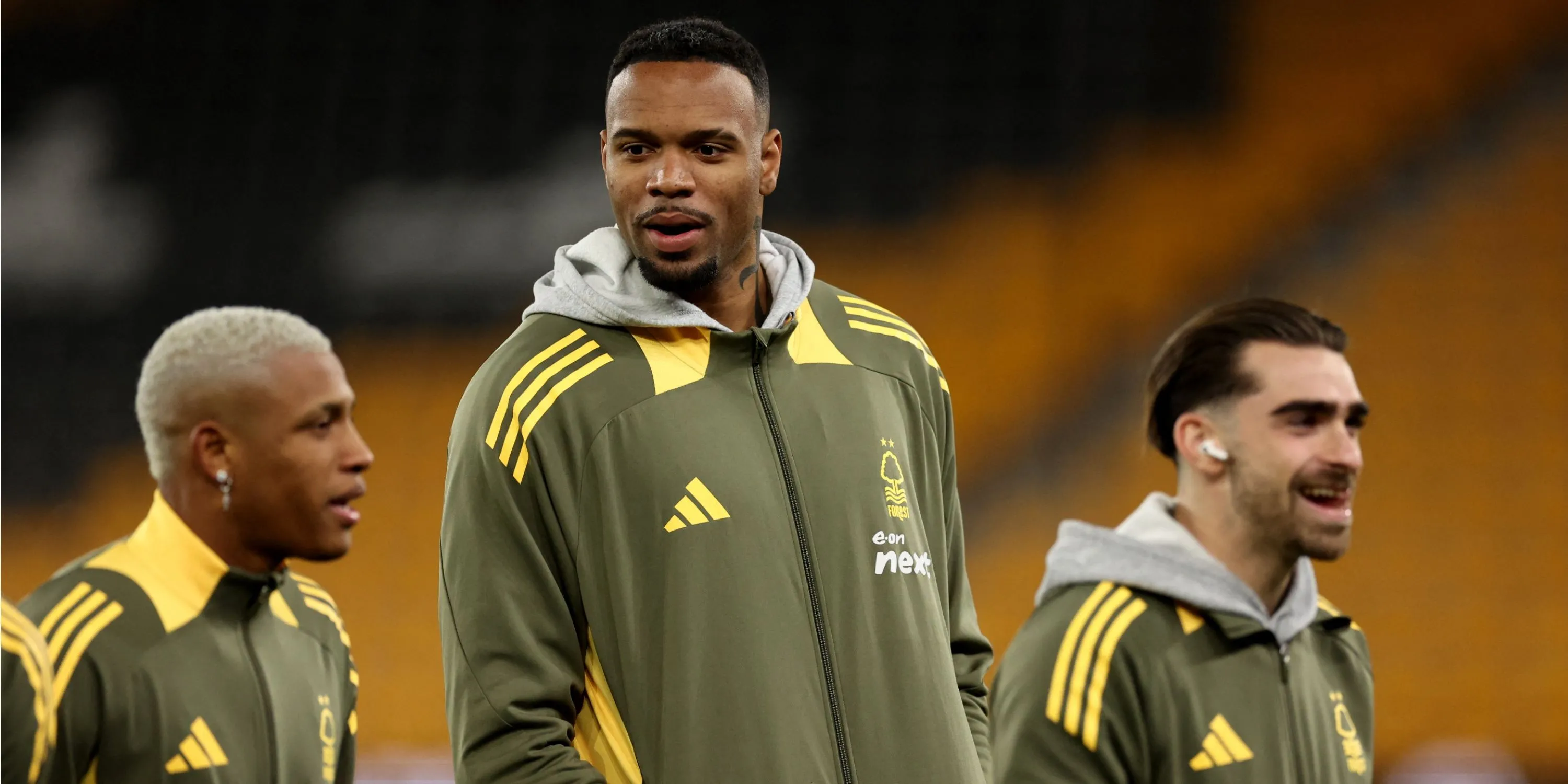 Thủ môn cao 2.04m Carlos Miguel trong màu áo Nottingham Forest, ảnh chụp pha cứu thua