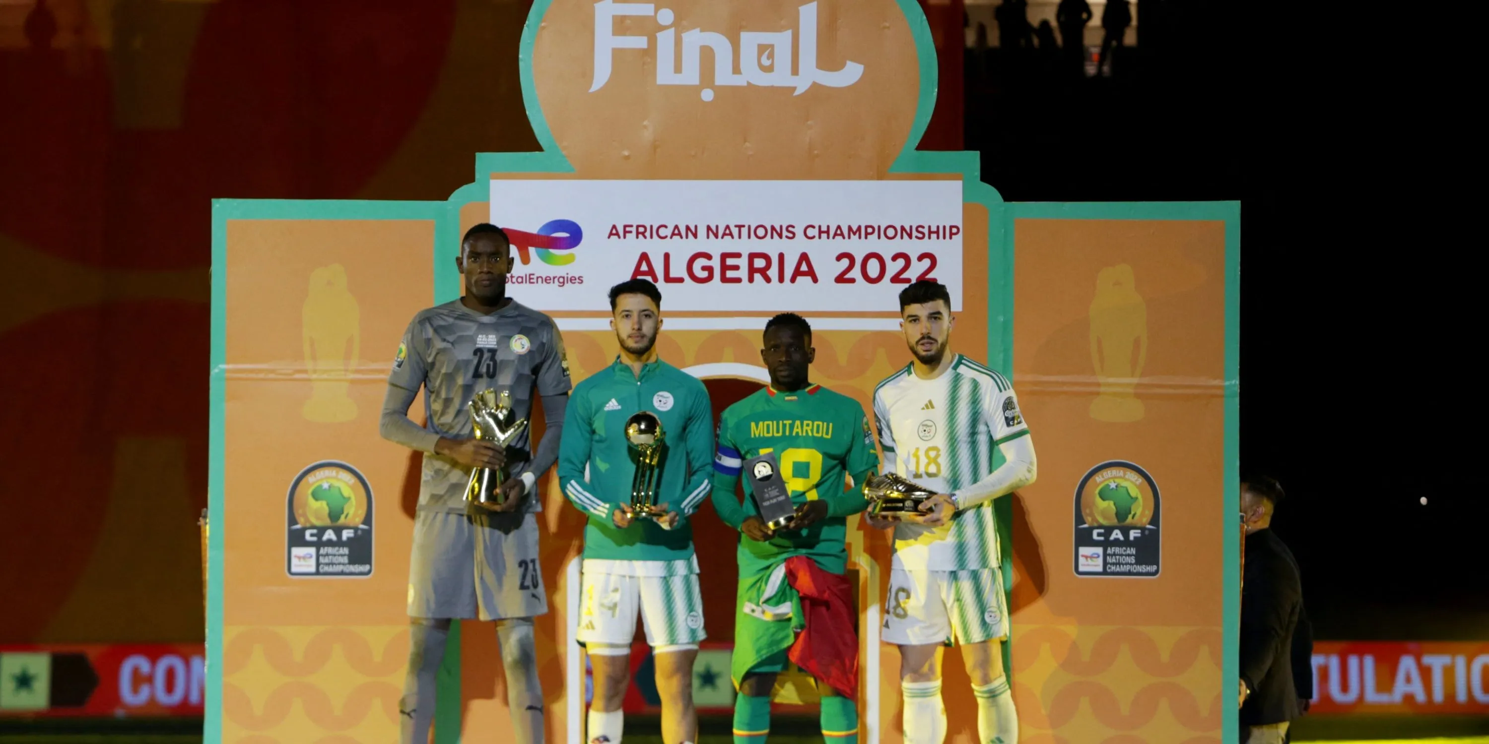 Thủ môn Pape Sy với trang phục FC Metz, cao 2.06m và từng nhận Golden Glove tại giải CHÂU PHI