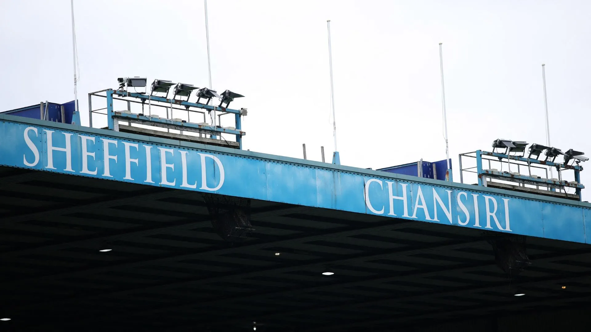 Toàn cảnh Hillsborough — ngôi nhà lịch sử của Sheffield Wednesday với khán đài và biểu tượng câu lạc bộ